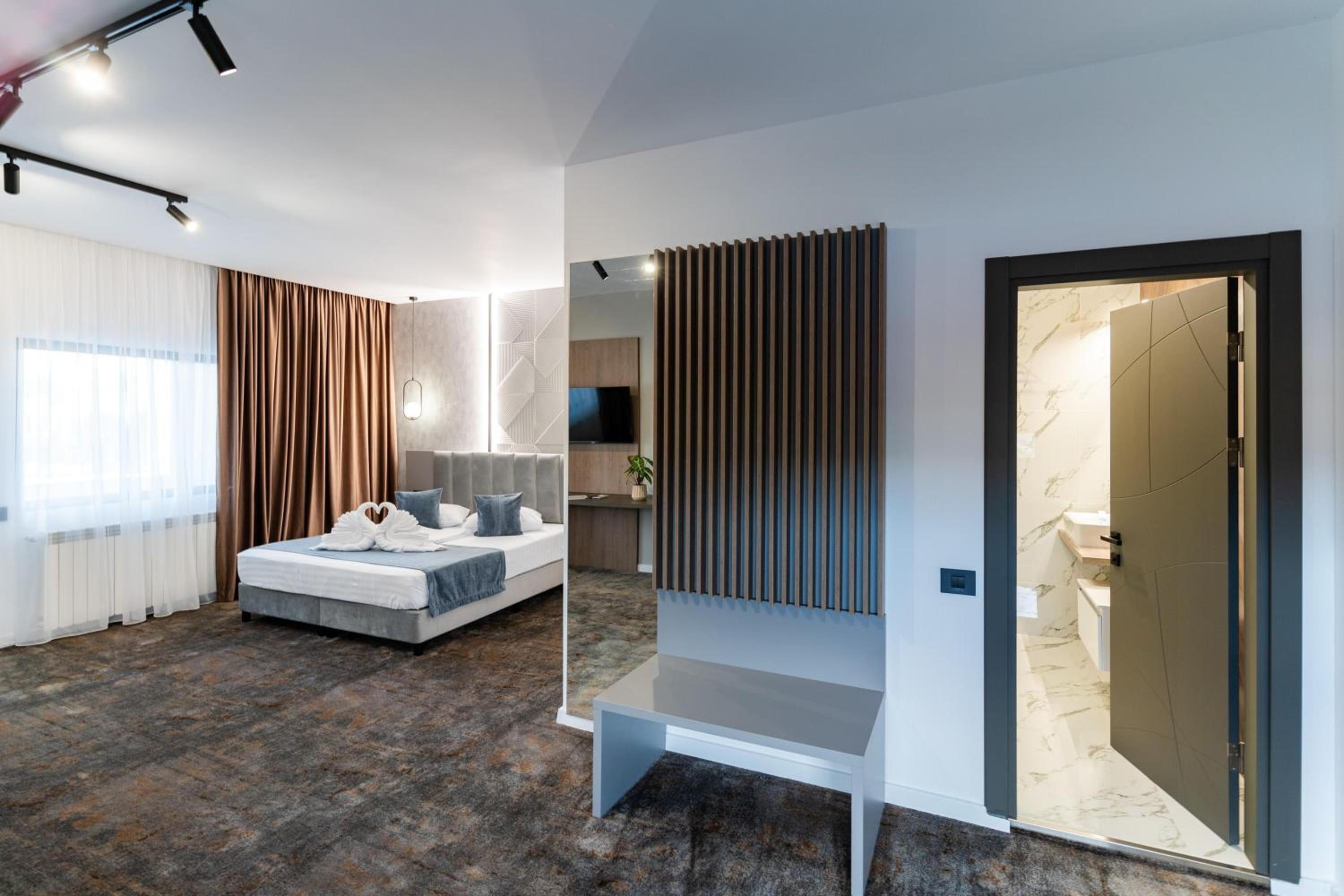 Superior King Room - Photo 15