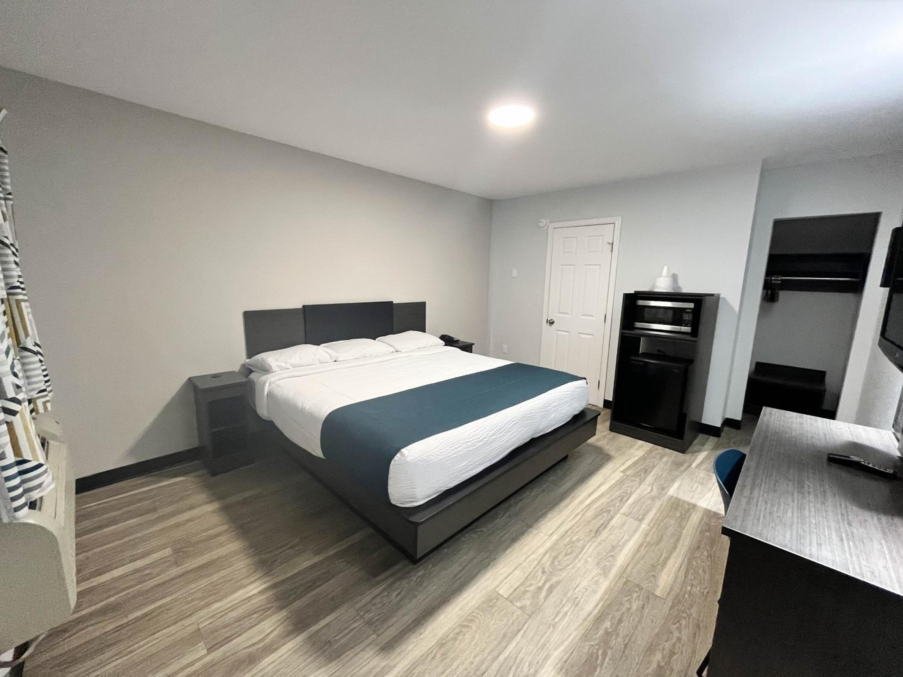 King Room - Non-Smoking - Photo 3