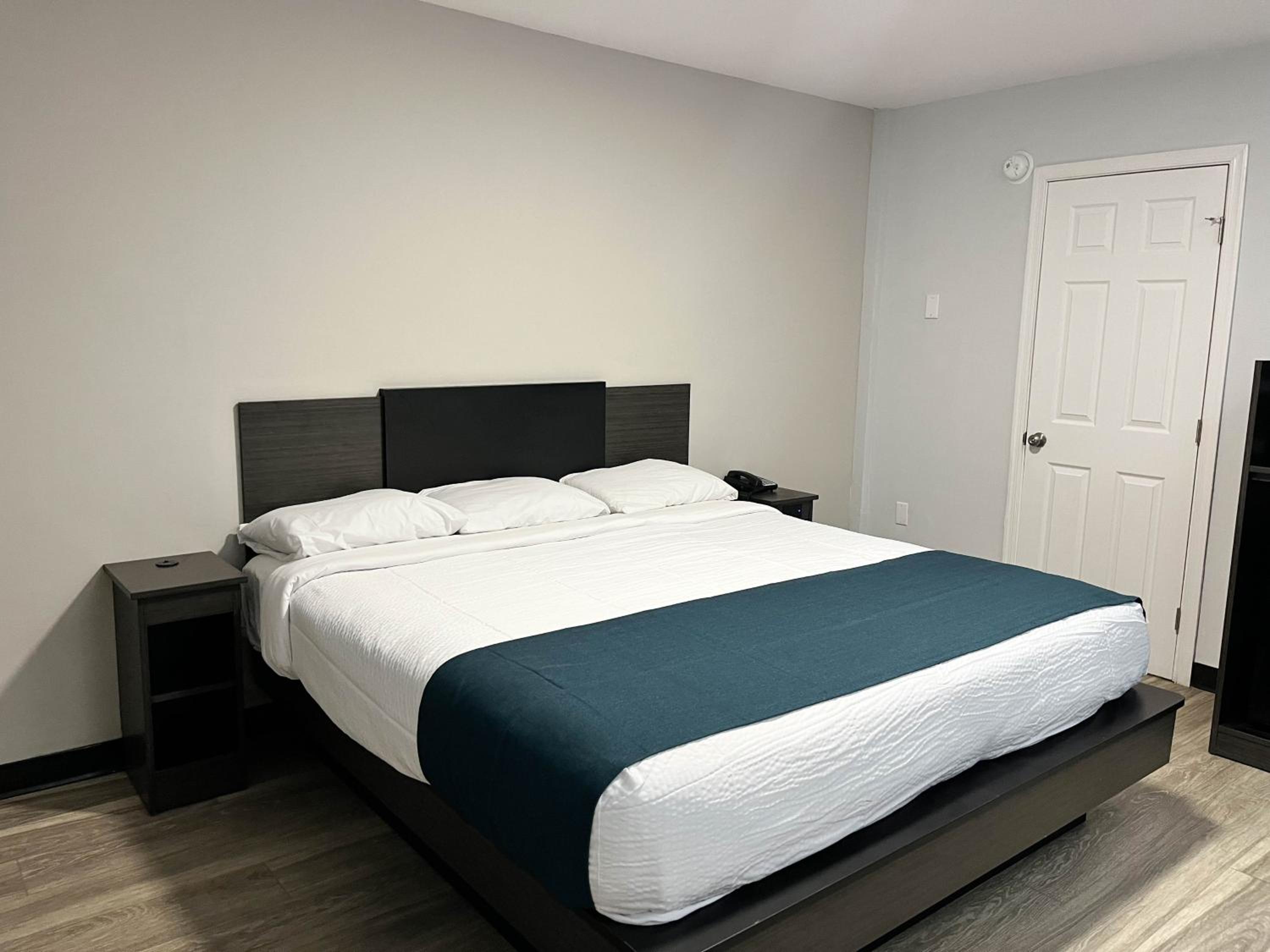 King Room with Roll-in Shower - Disability Access - Non-Smoking