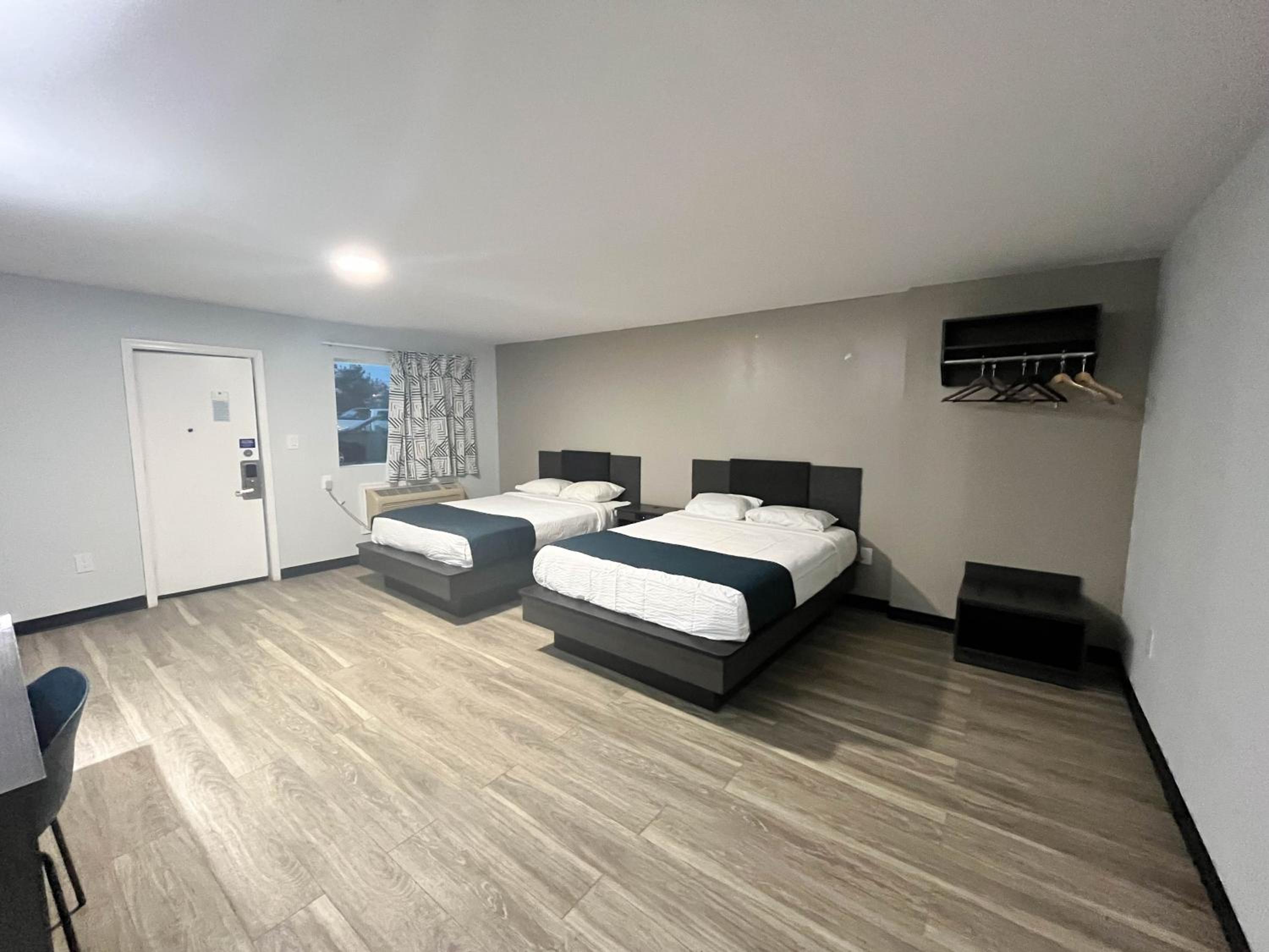 Queen Room with Two Queen Beds - Non-Smoking - Photo 5
