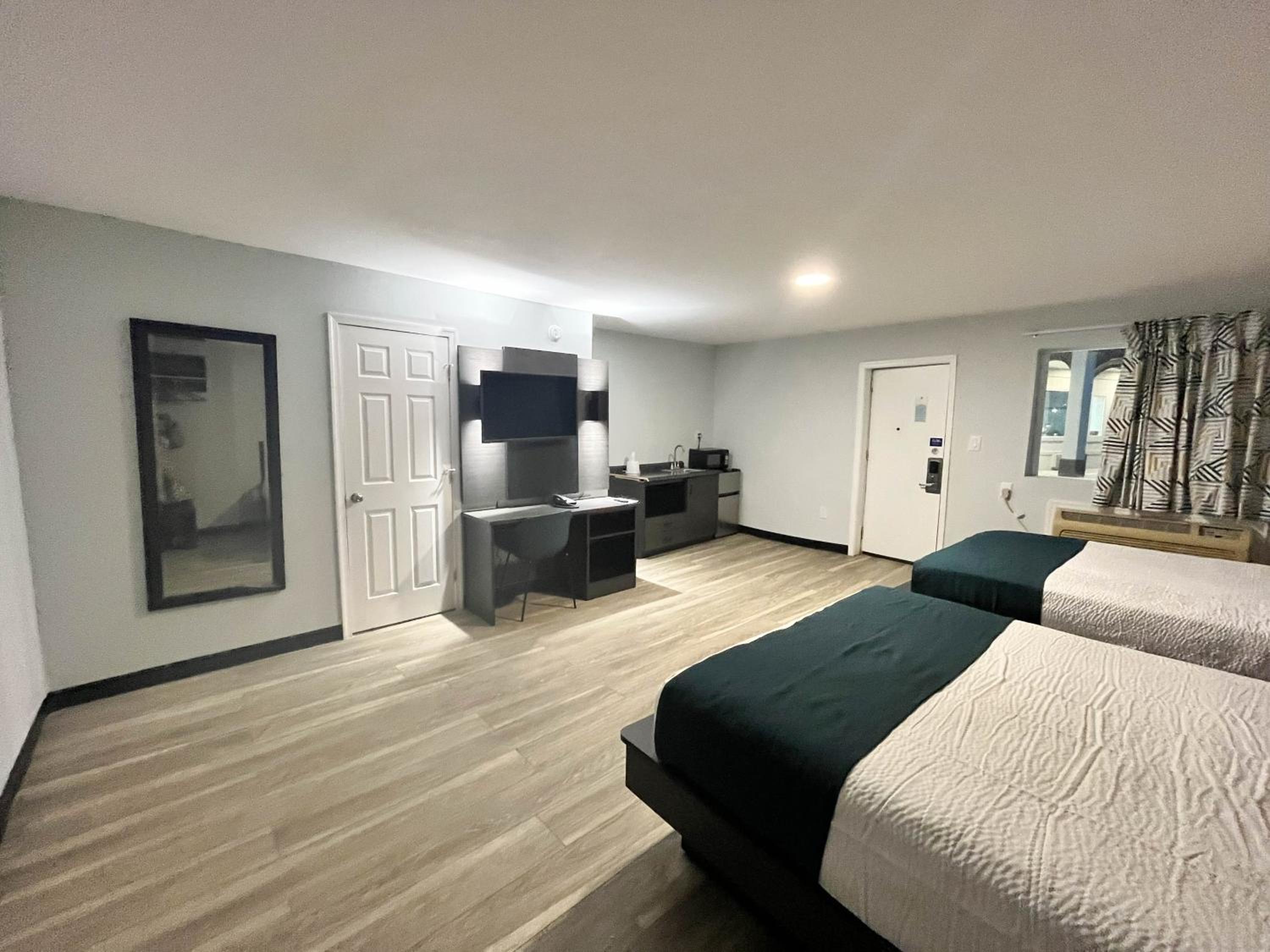 Queen Room with Two Queen Beds - Non-Smoking - Photo 4