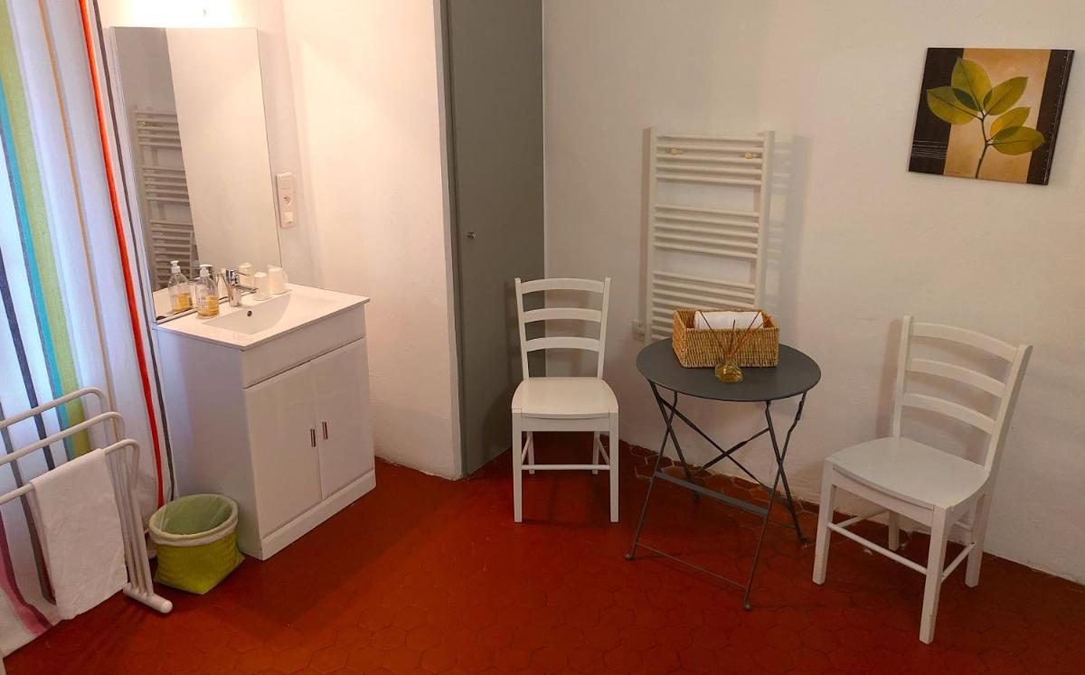 Double Room with Shared Bathroom photo 3