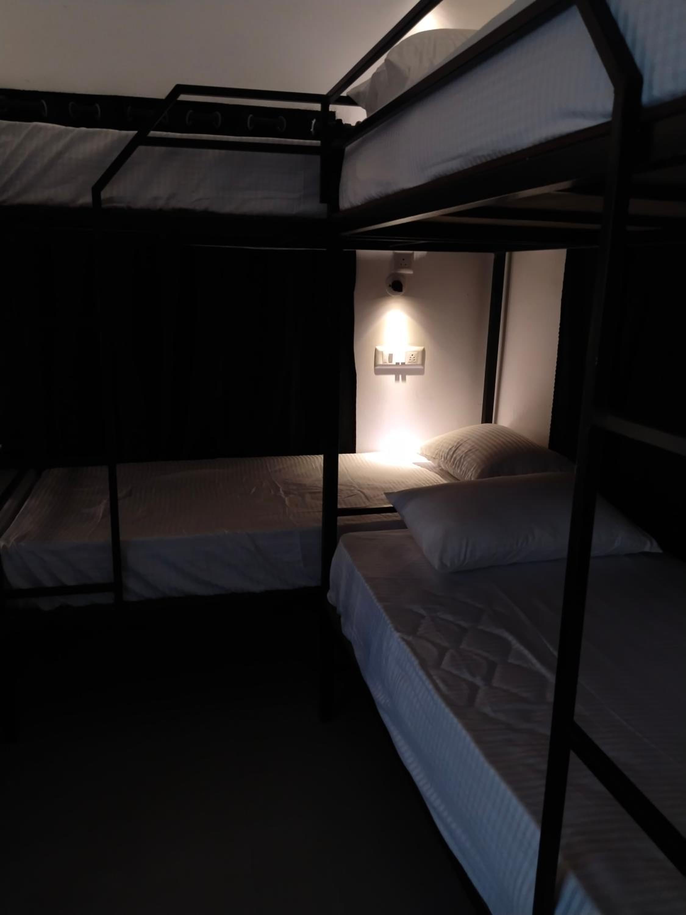 6-Bed Mixed Dormitory Room photo 2