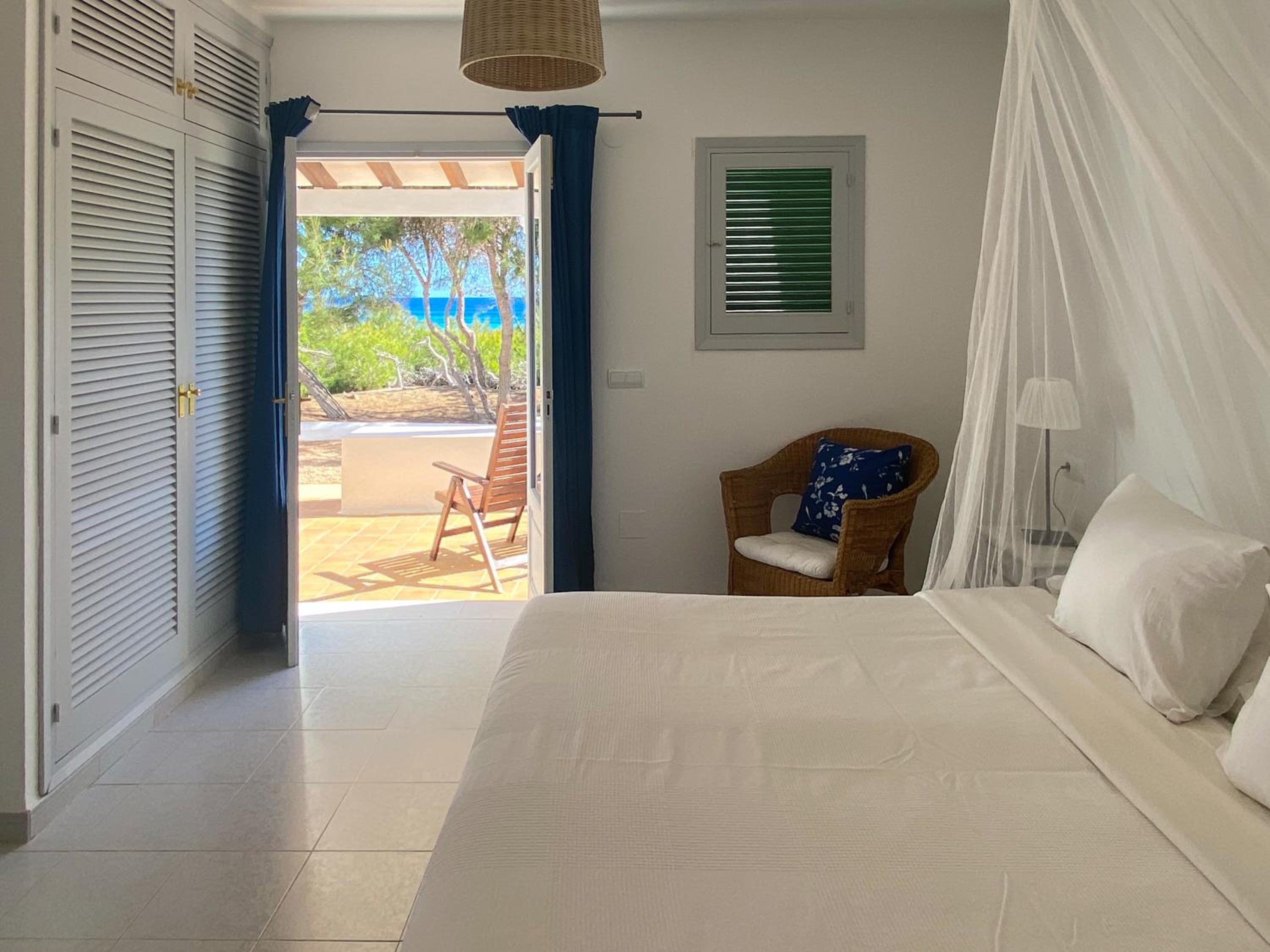 Deluxe Bungalow with Sea View - Photo 17