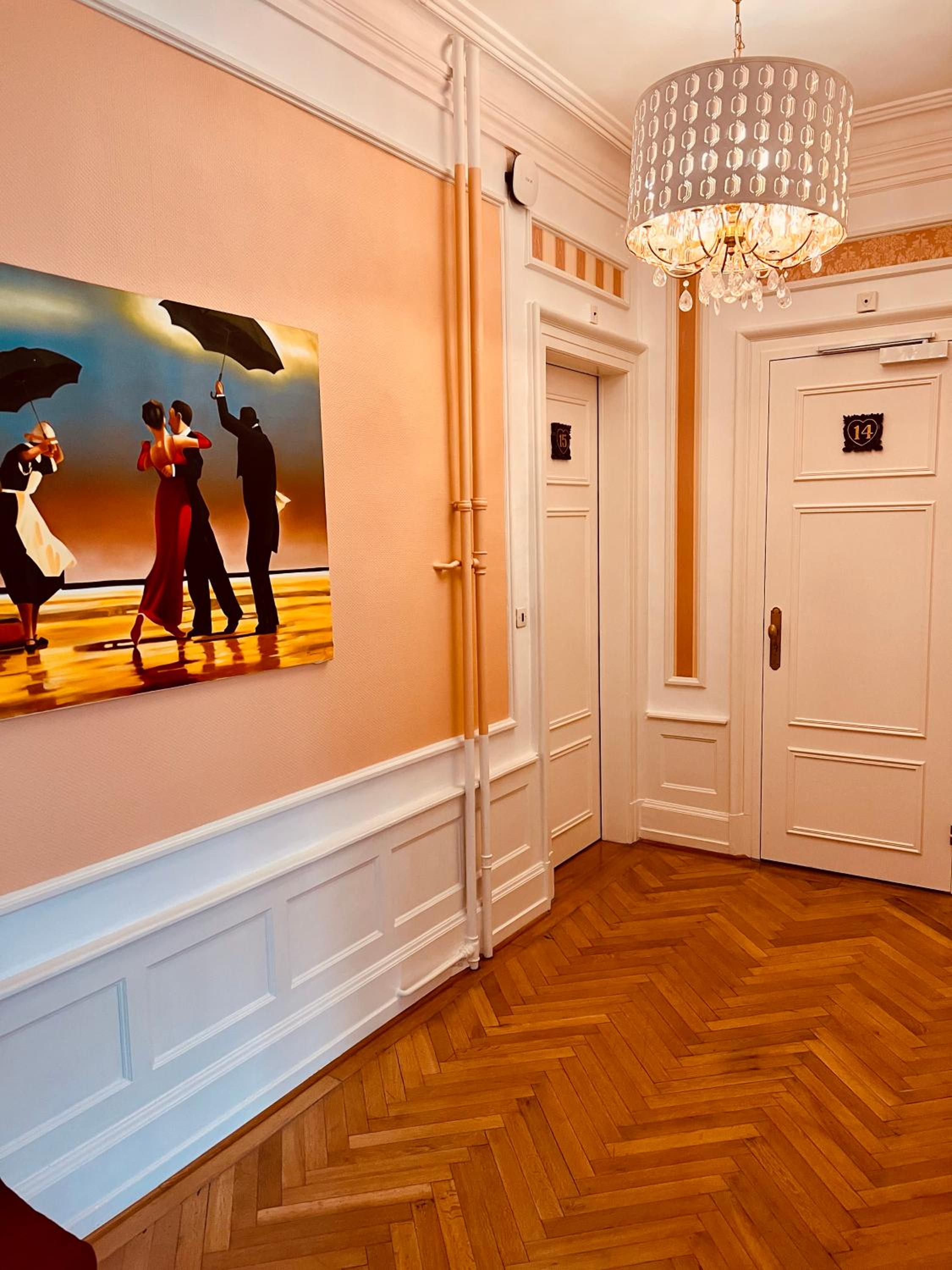 Romantic Family Room - Photo 4