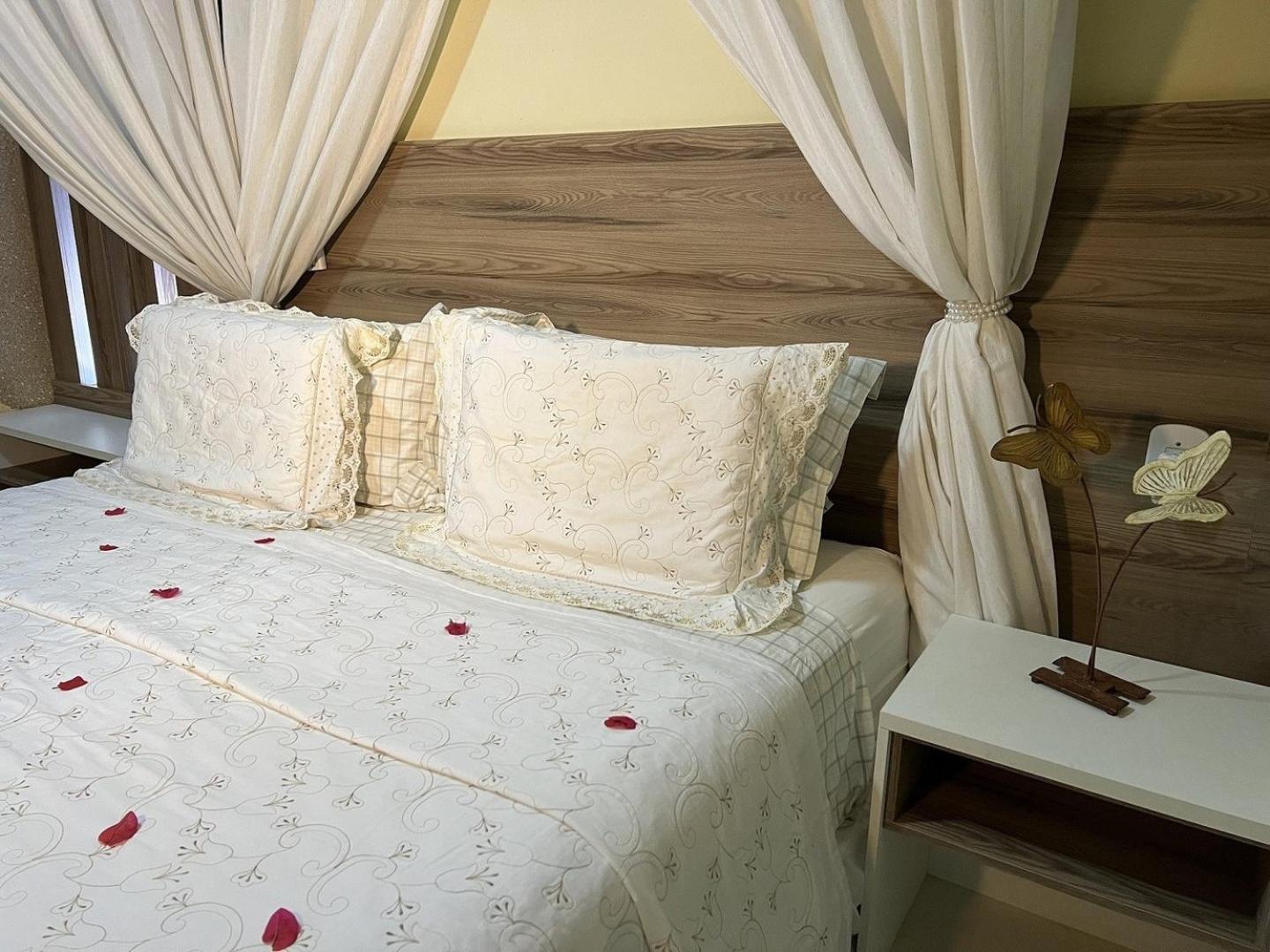 Deluxe Queen Suite photo 3