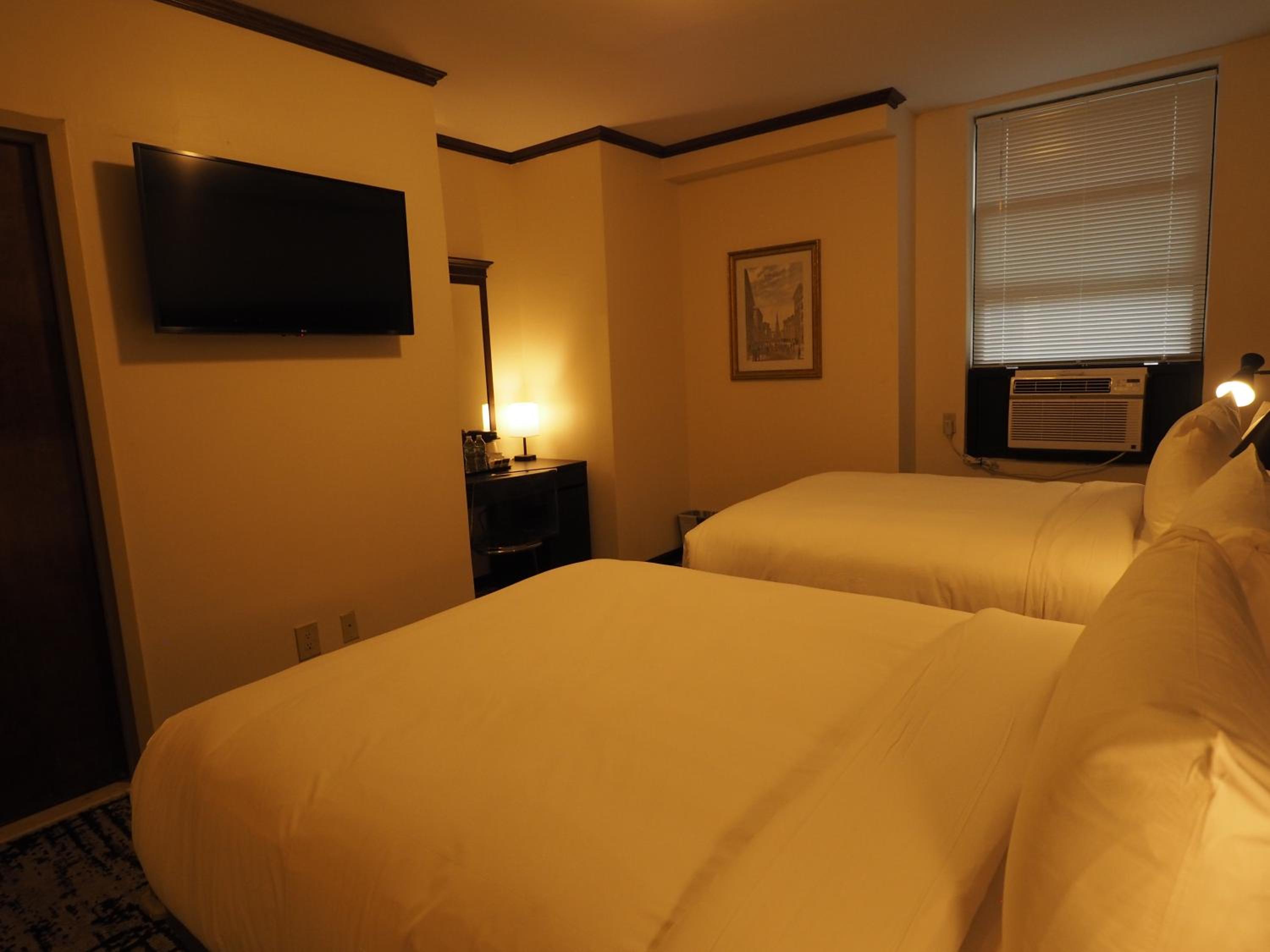 Gold, 2 Full Beds photo 3