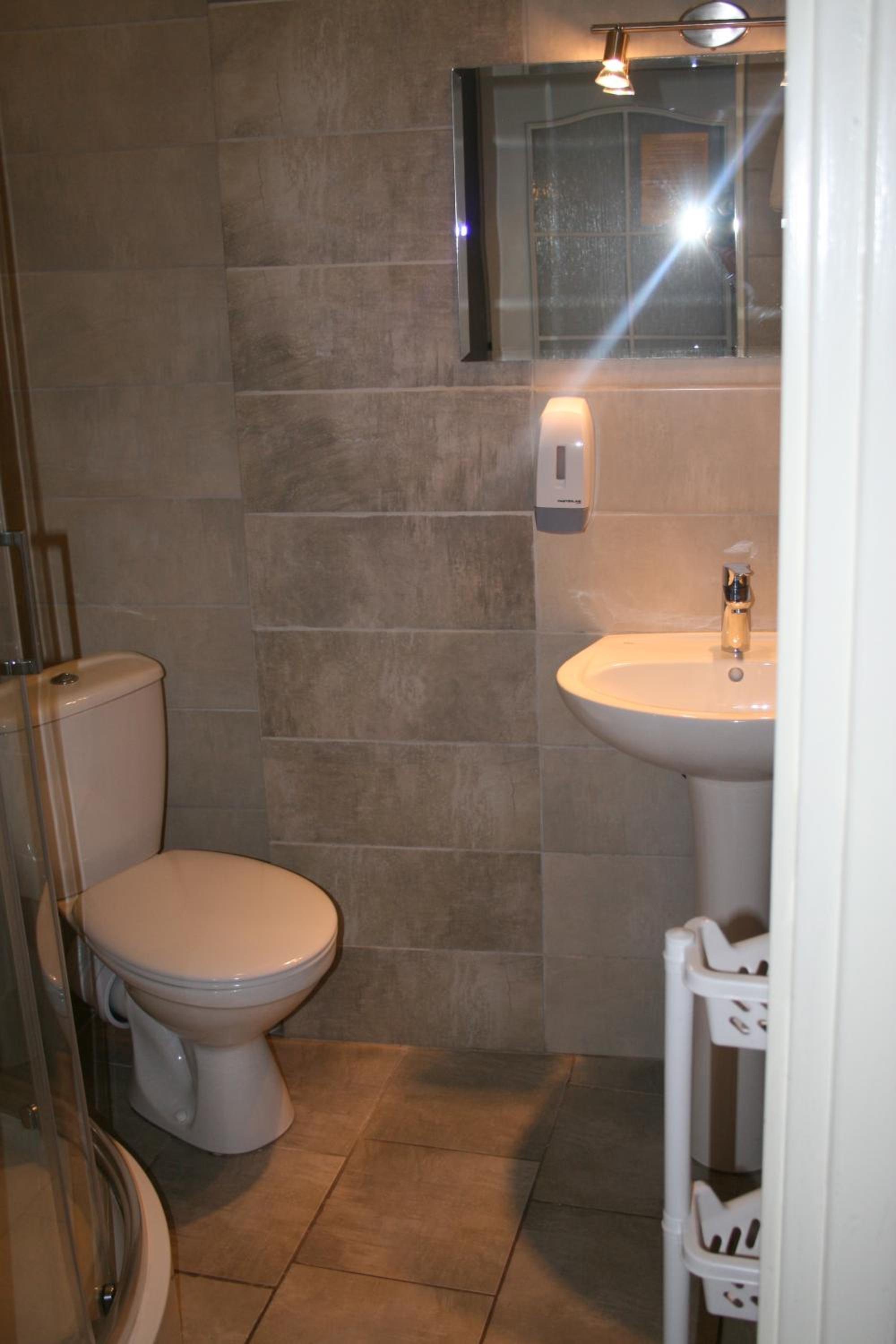 Single Room with Private Bathroom photo 2