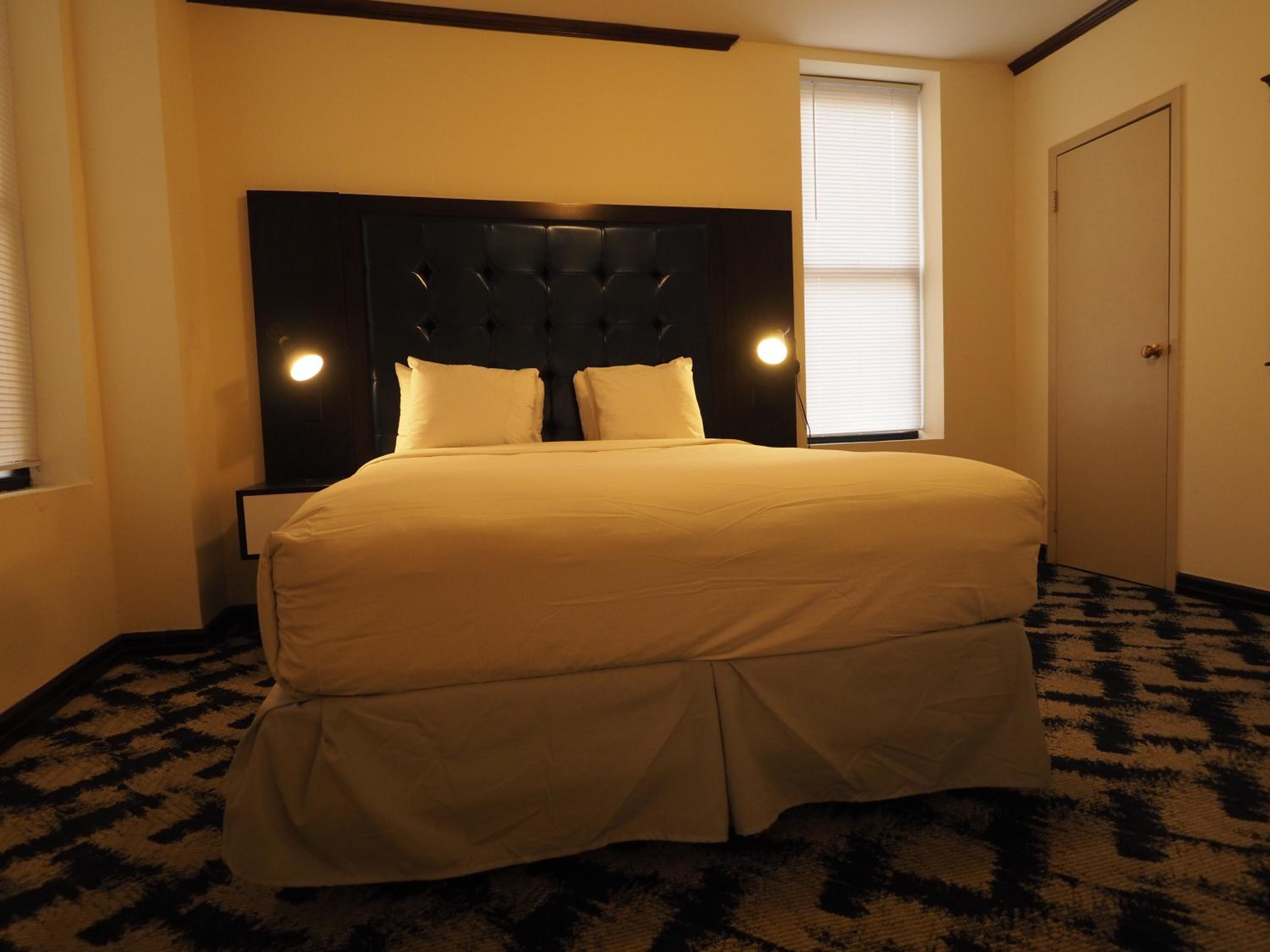 Gold, 1 Queen Bed photo 2