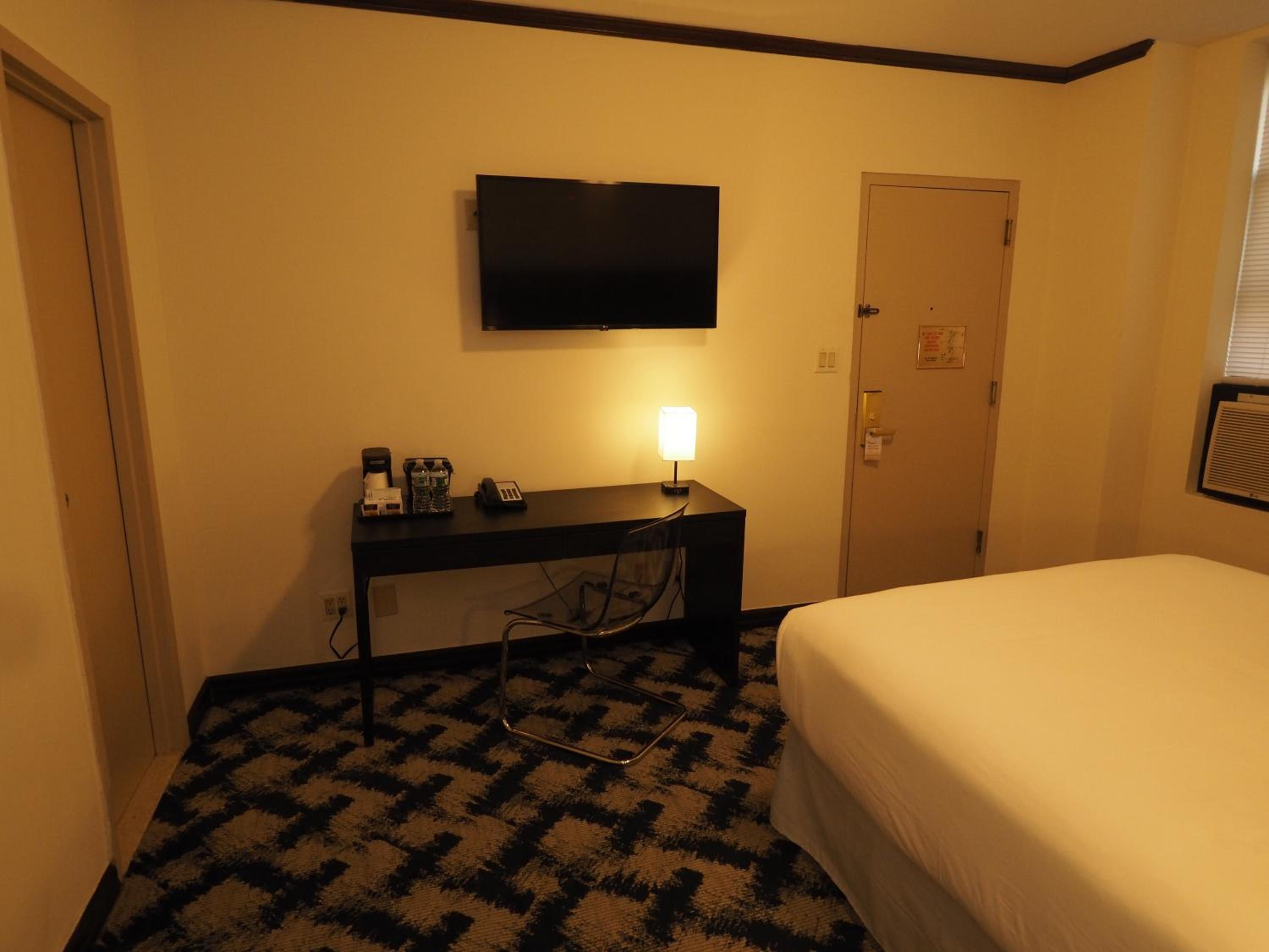 Gold, 1 Queen Bed photo 3