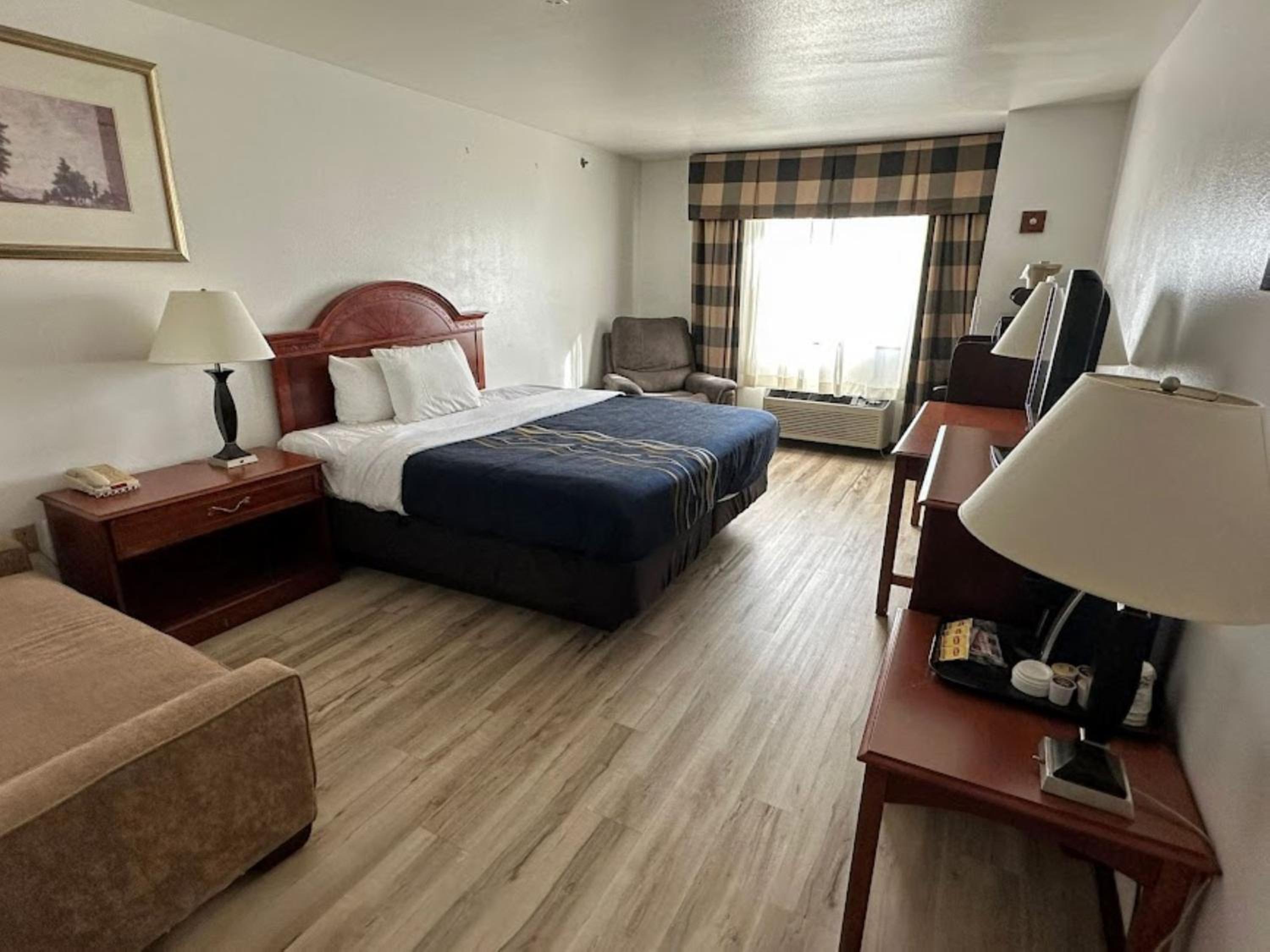 King Room - Non-Smoking - Photo 6