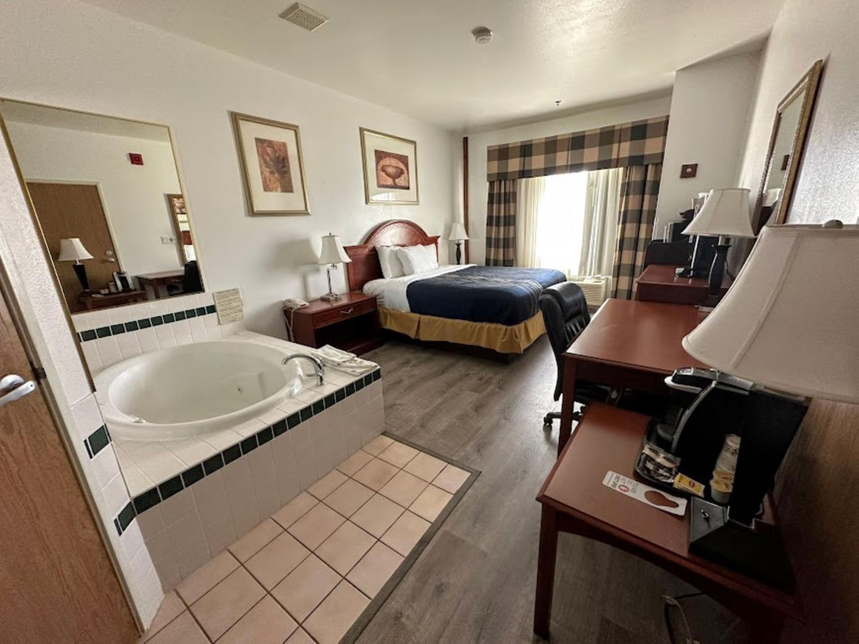 Deluxe King Room with Jetted Tub - Non-Smoking - Photo 4