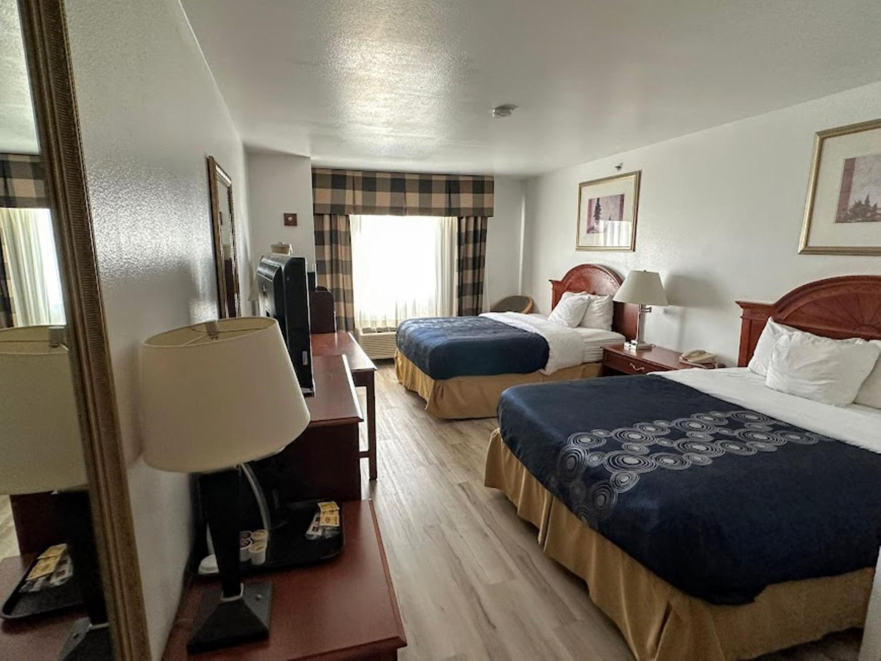 Queen Room with Two Queen Beds - Non-Smoking - Photo 6