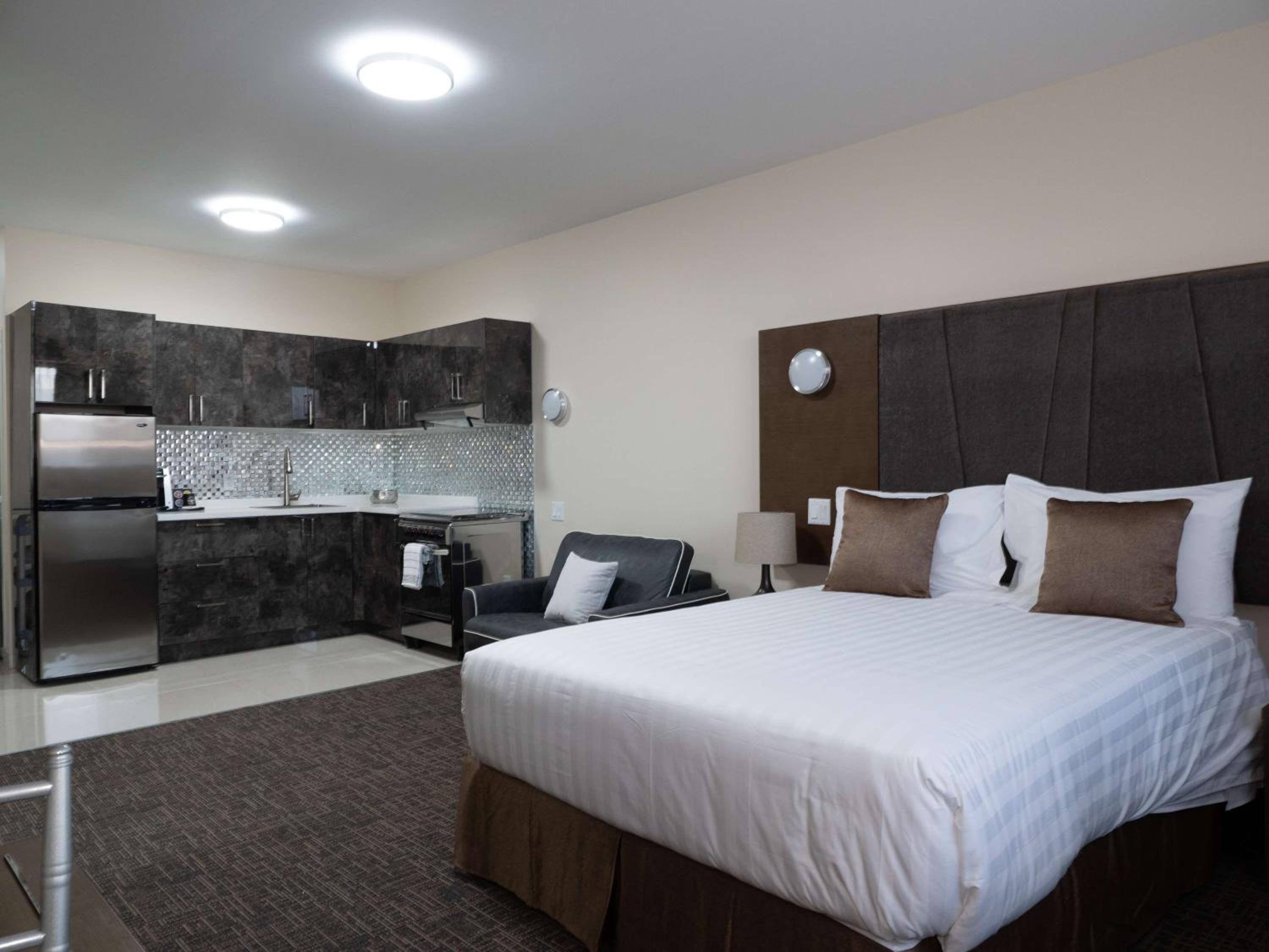 Queen Suite with Sofa Bed - Non-Smoking