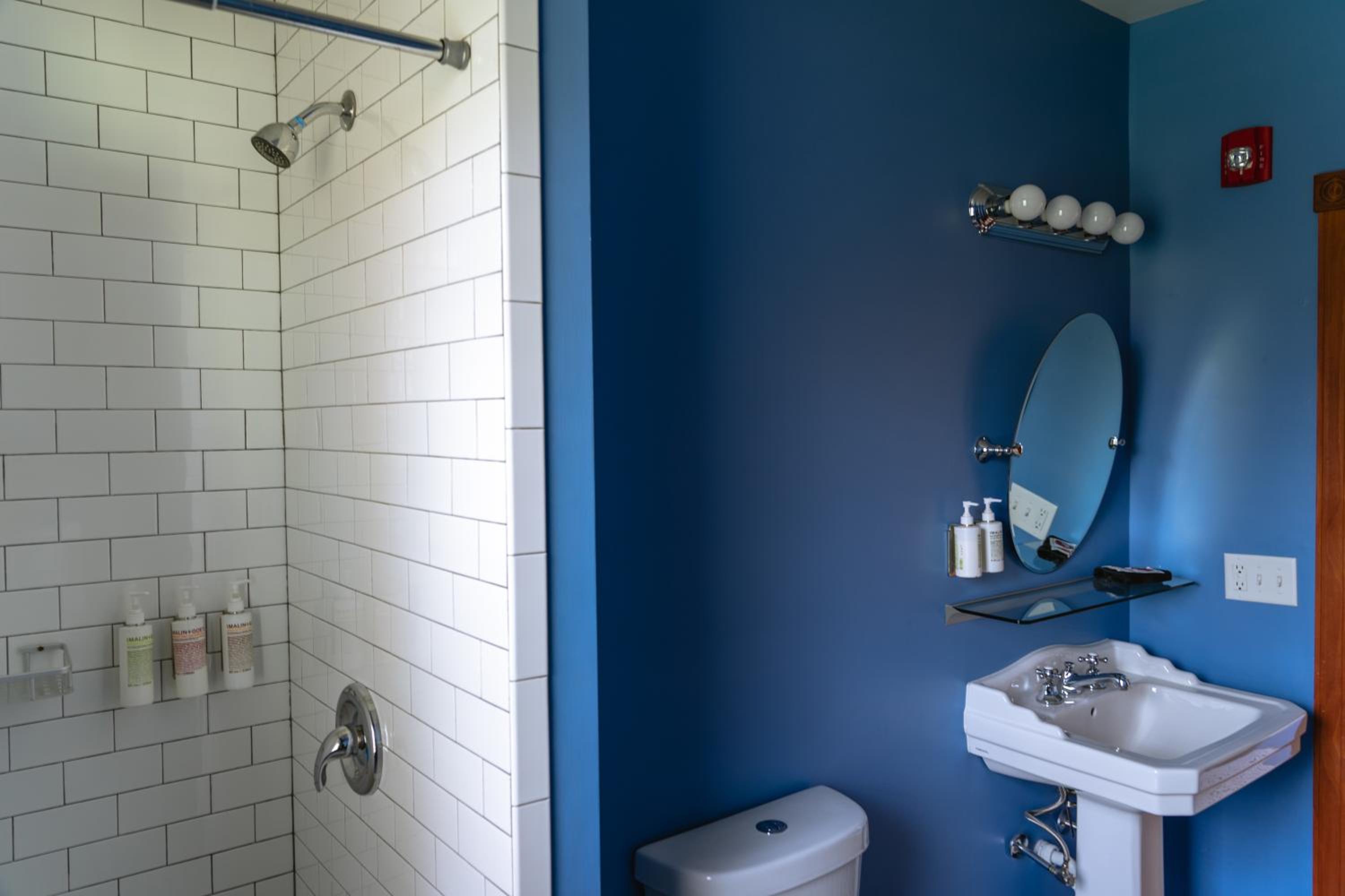 Double Room with Private External Bathroom - Photo 2
