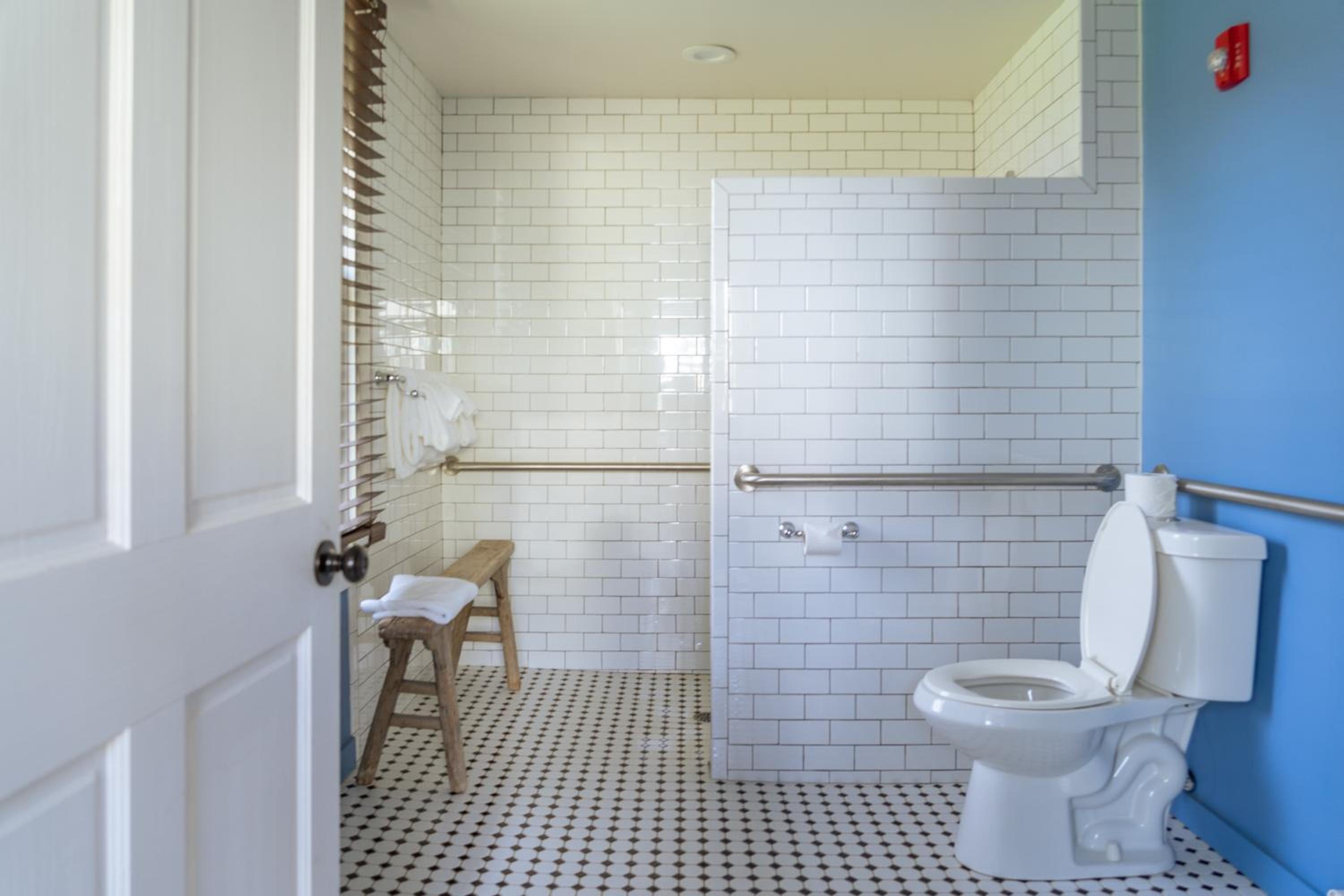 King Room with Roll-In Shower - Disability Access - Photo 2