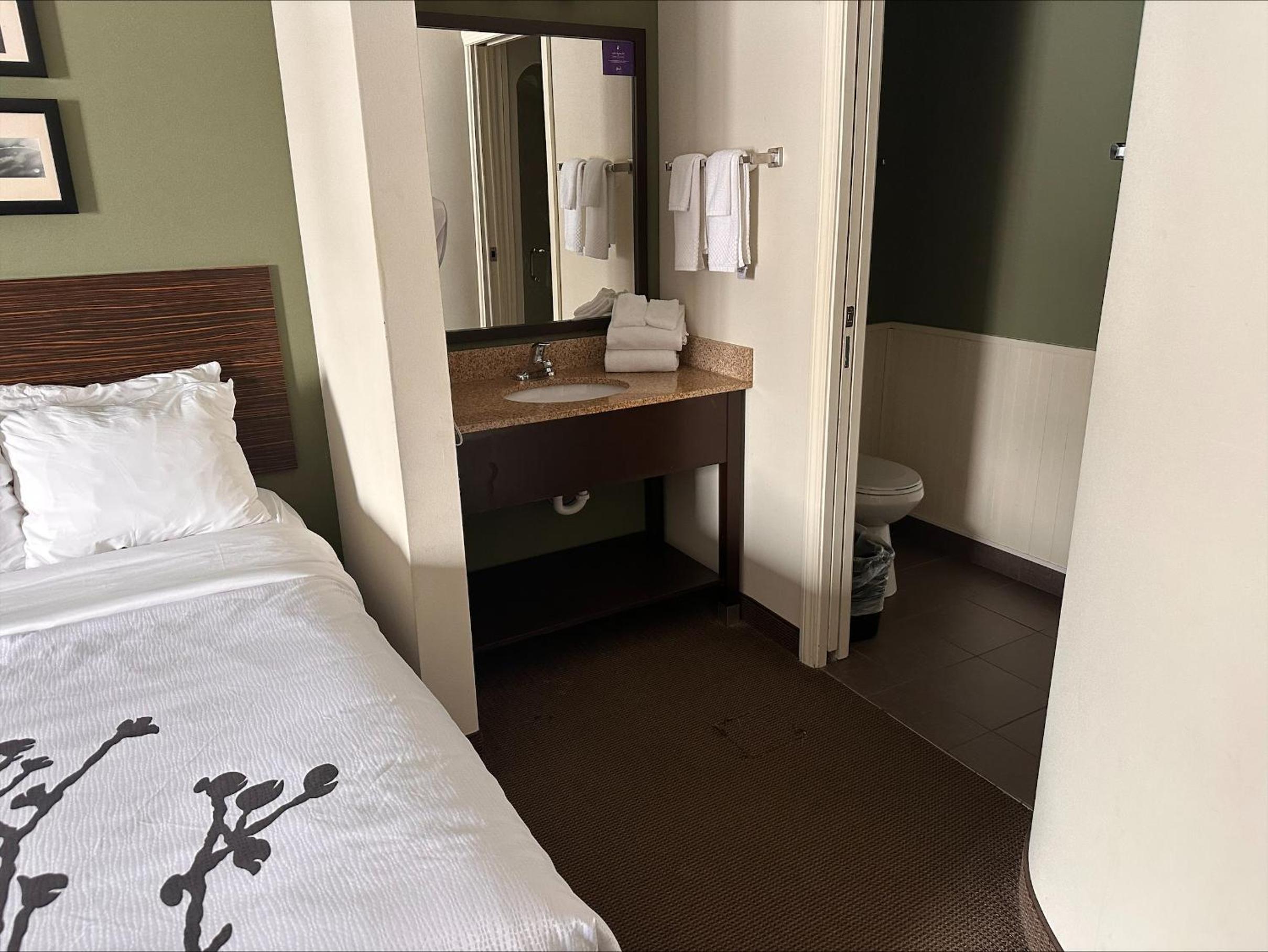 King Room - Non-Smoking - Photo 2