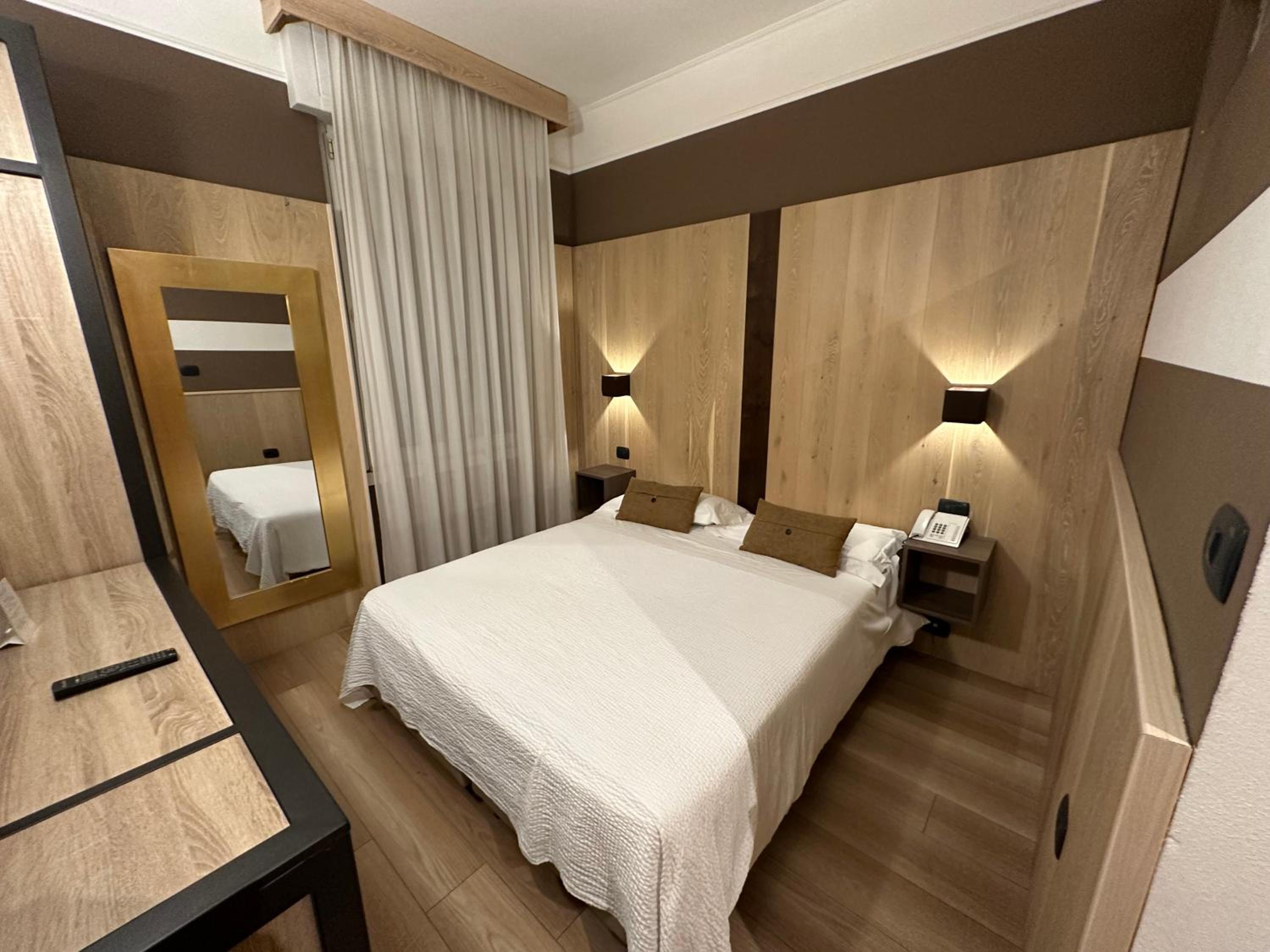 Double or Twin Room - Photo 4