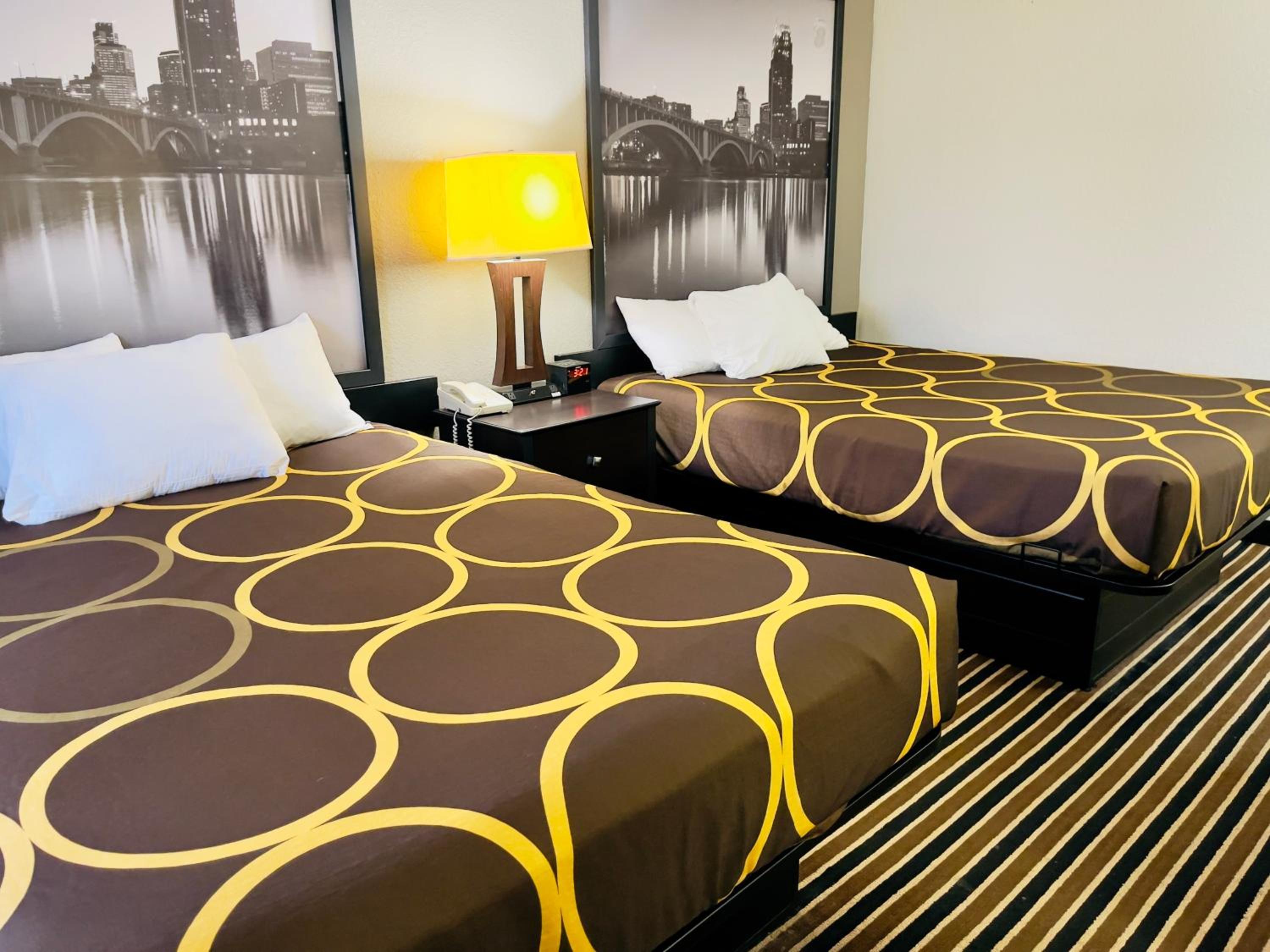Queen Room with Two Queen Beds - Non-Smoking - Photo 3