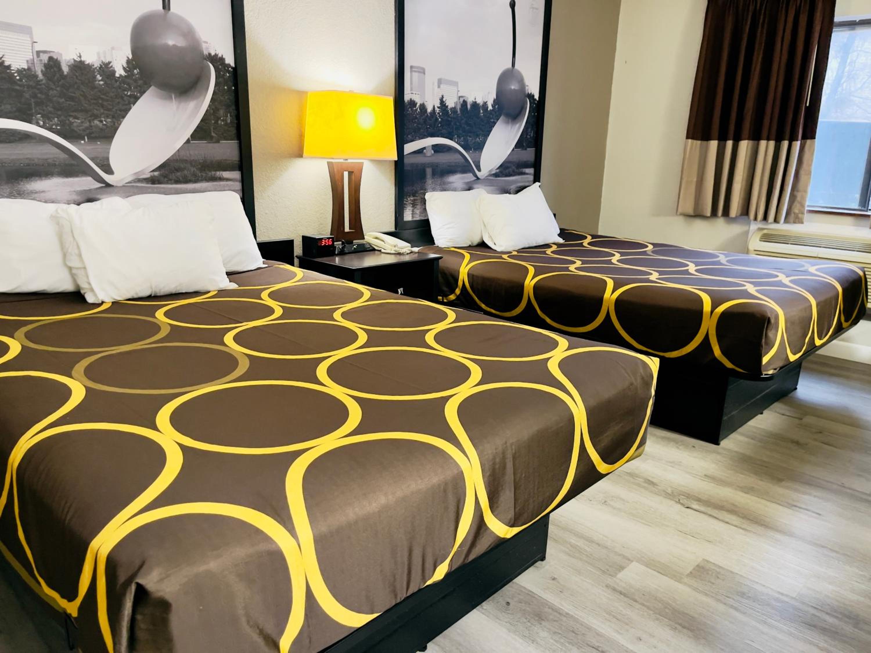 Queen Room with Two Queen Beds - Non-Smoking - Photo 11