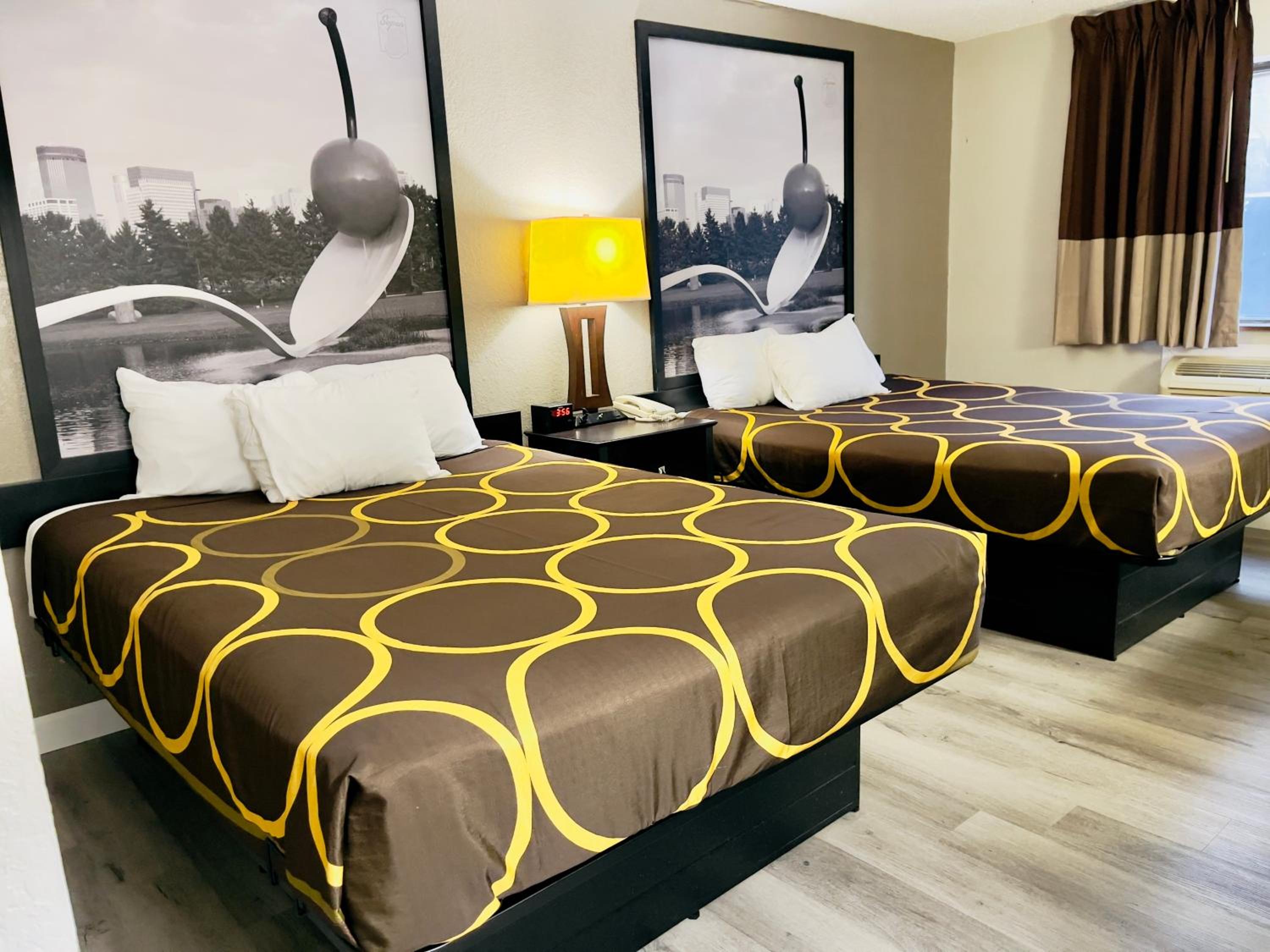 Queen Room with Two Queen Beds - Non-Smoking - Photo 5