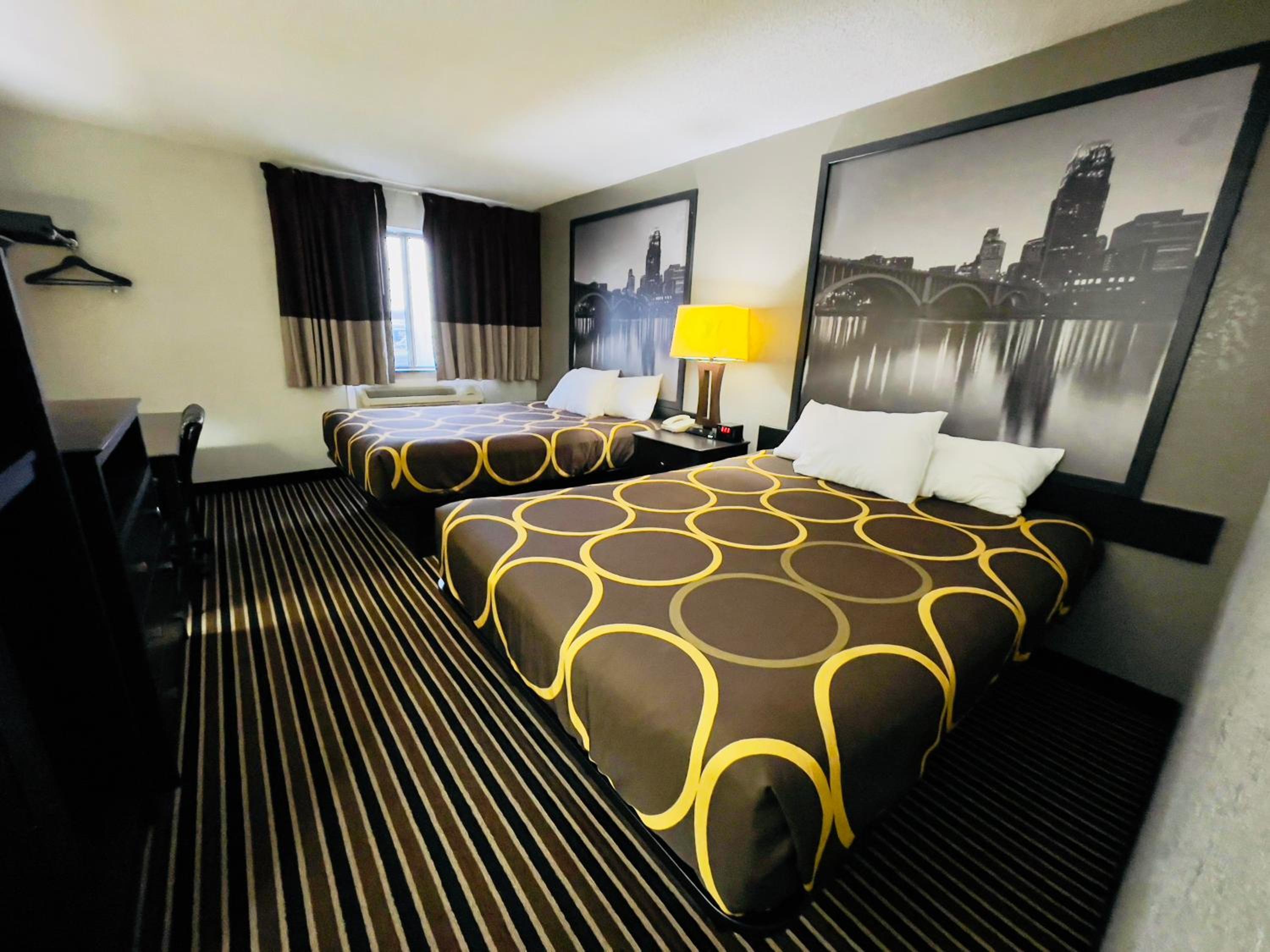 Queen Room with Two Queen Beds - Non-Smoking - Photo 9
