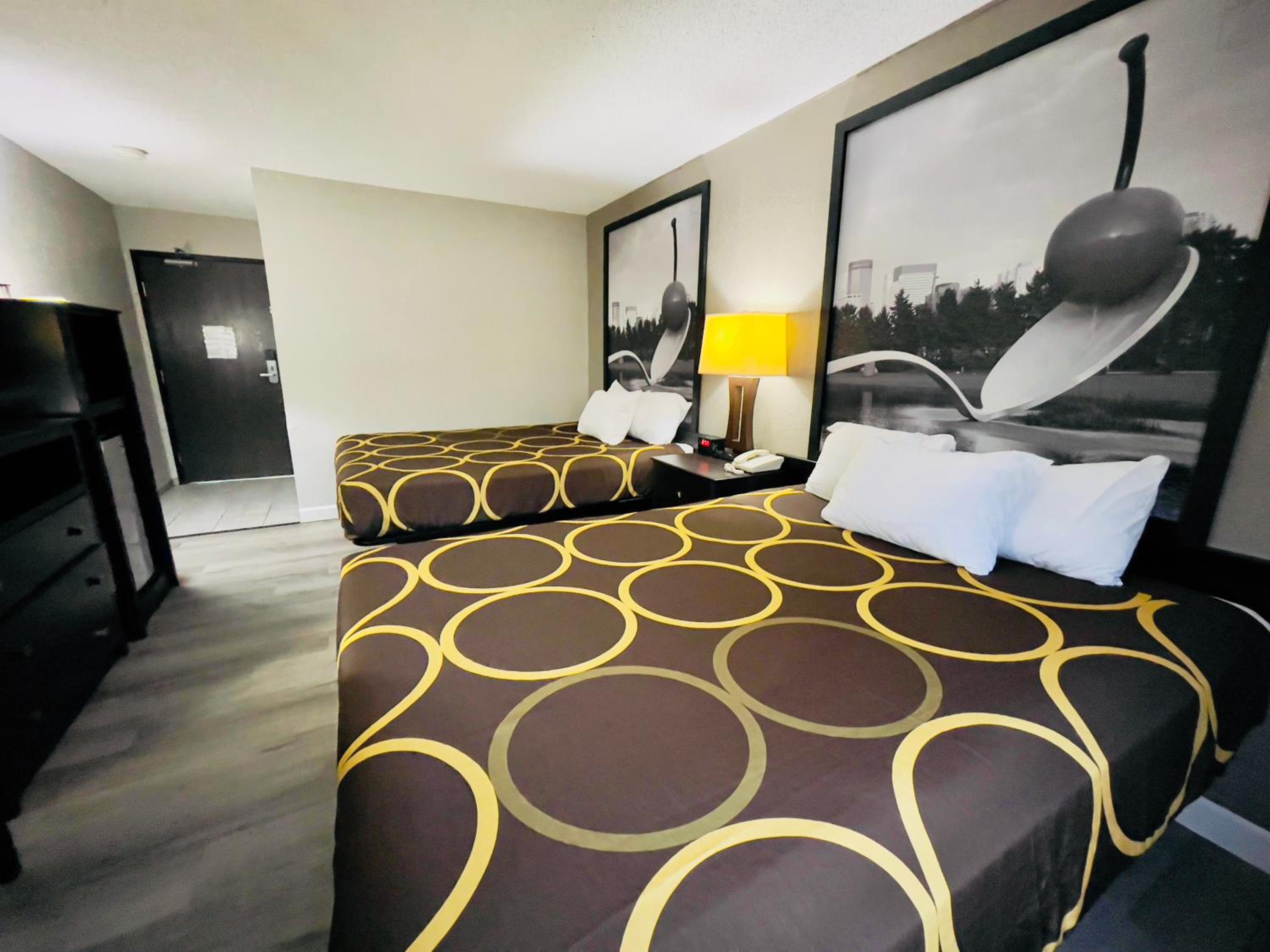 Queen Room with Two Queen Beds - Non-Smoking - Photo 8