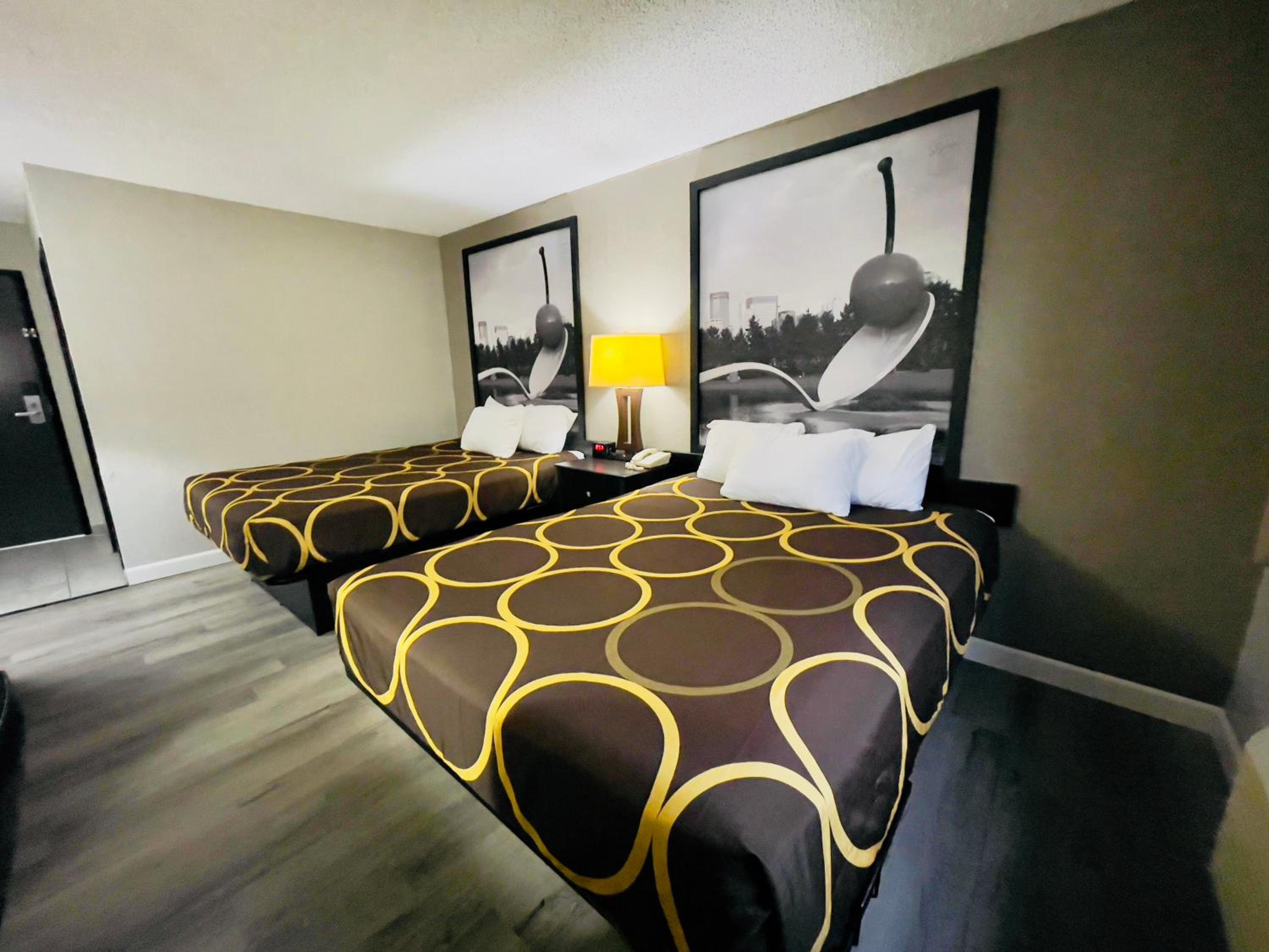 Queen Room with Two Queen Beds - Non-Smoking - Photo 10