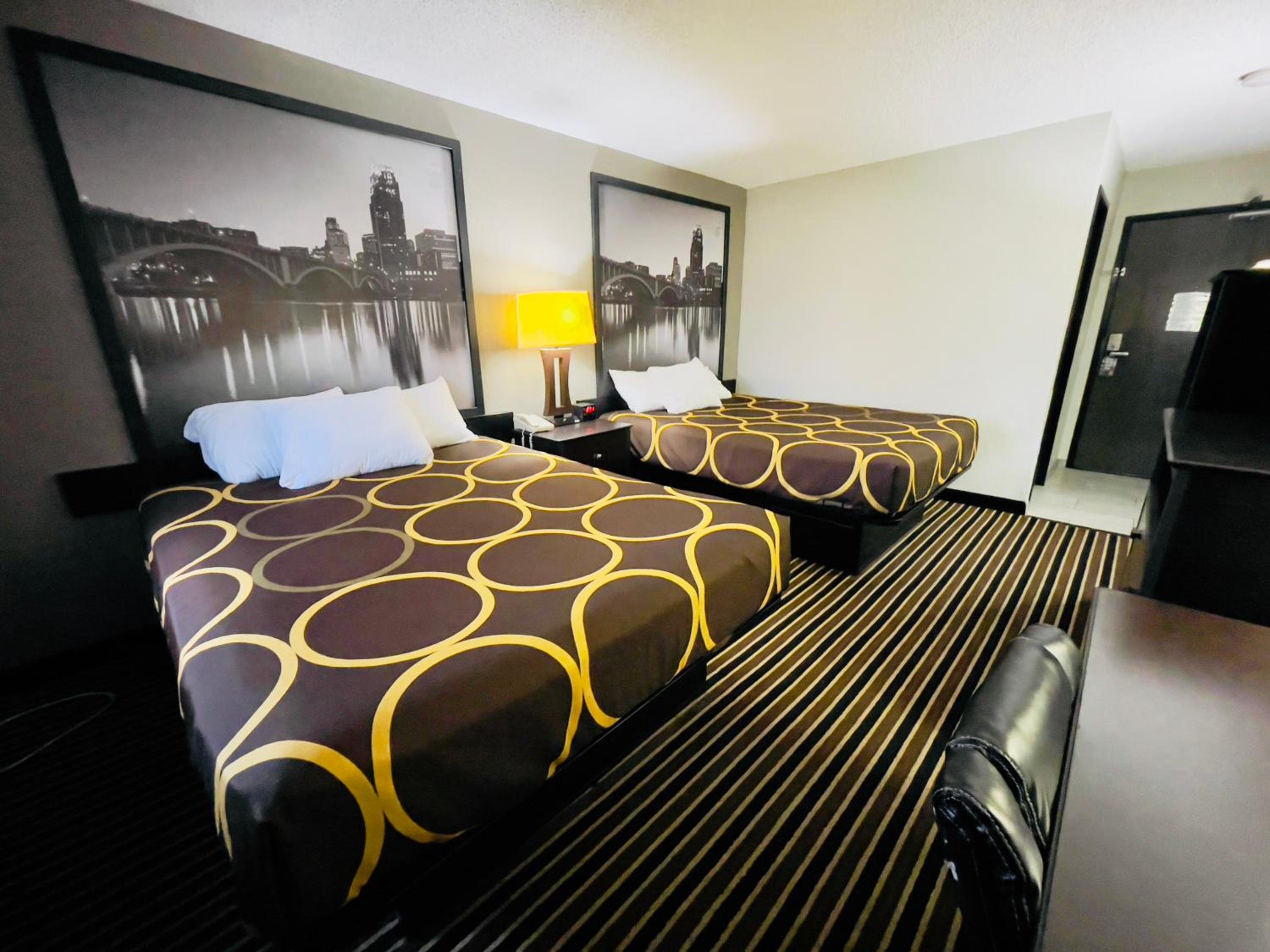 Queen Room with Two Queen Beds - Non-Smoking - Photo 6