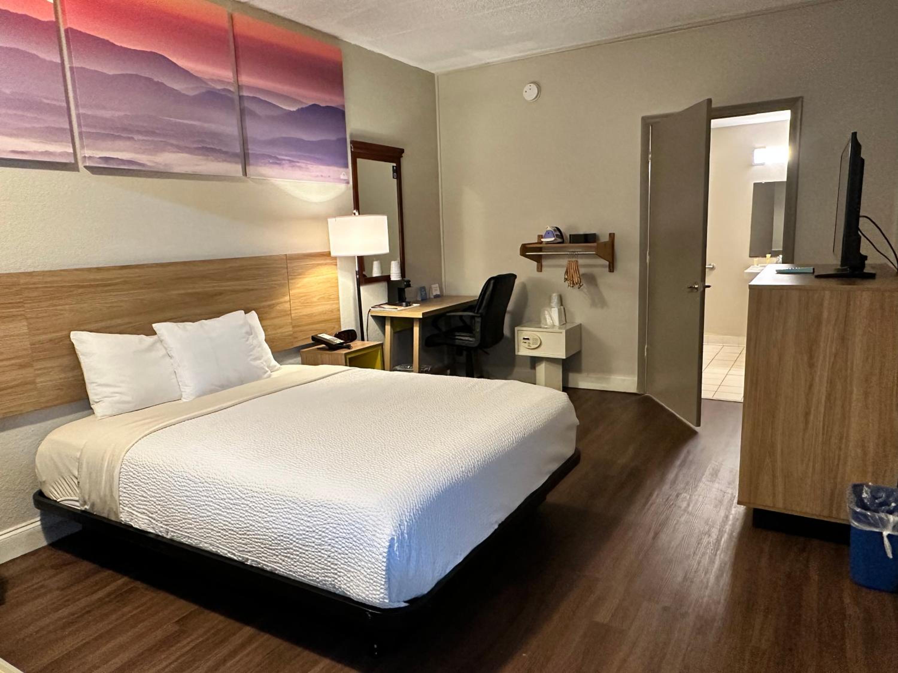 Queen Room with Mobility/Hearing Accessible - Non-Smoking photo 2