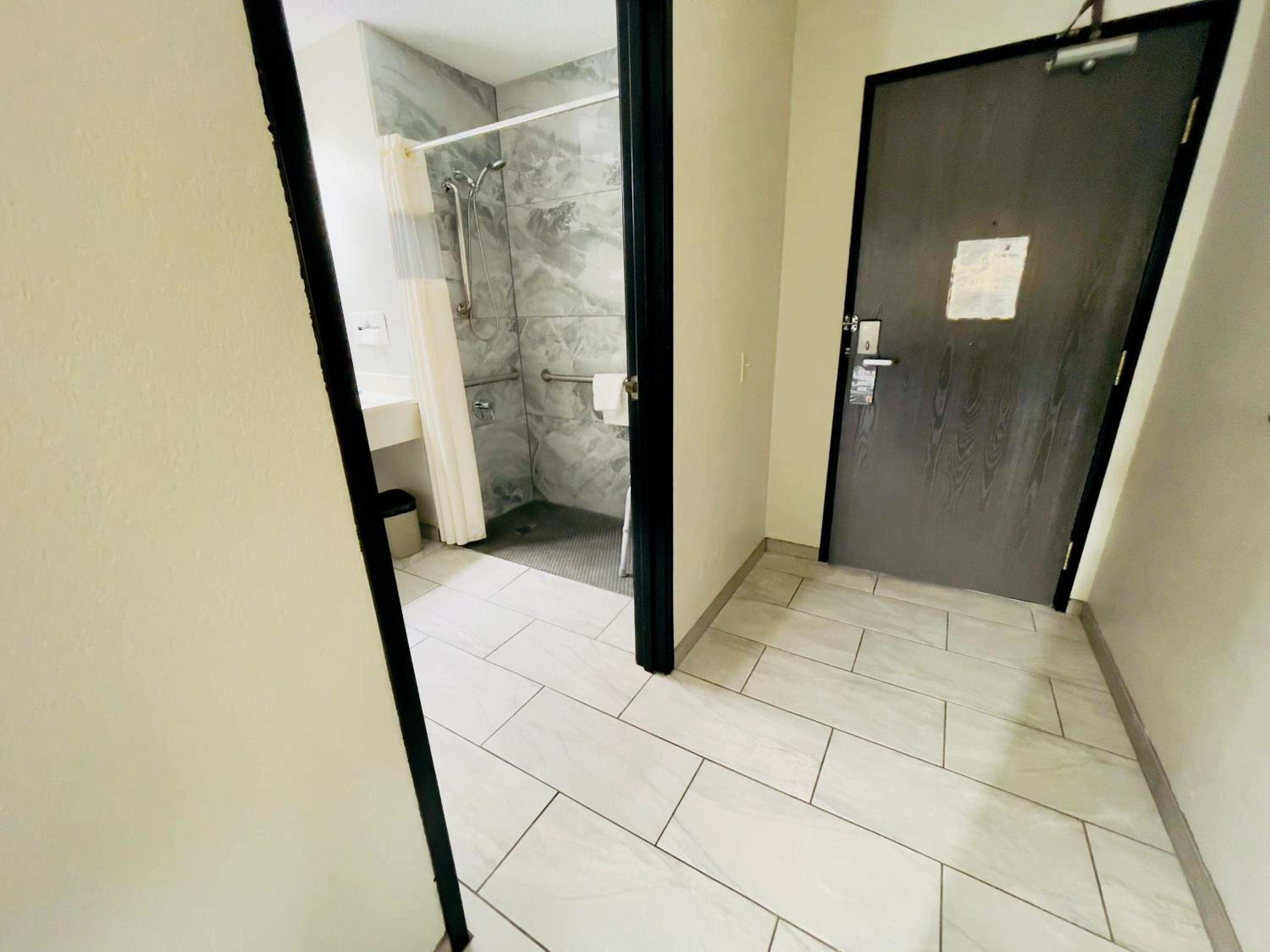 King Room - Disability Access/Non-Smoking - Photo 5