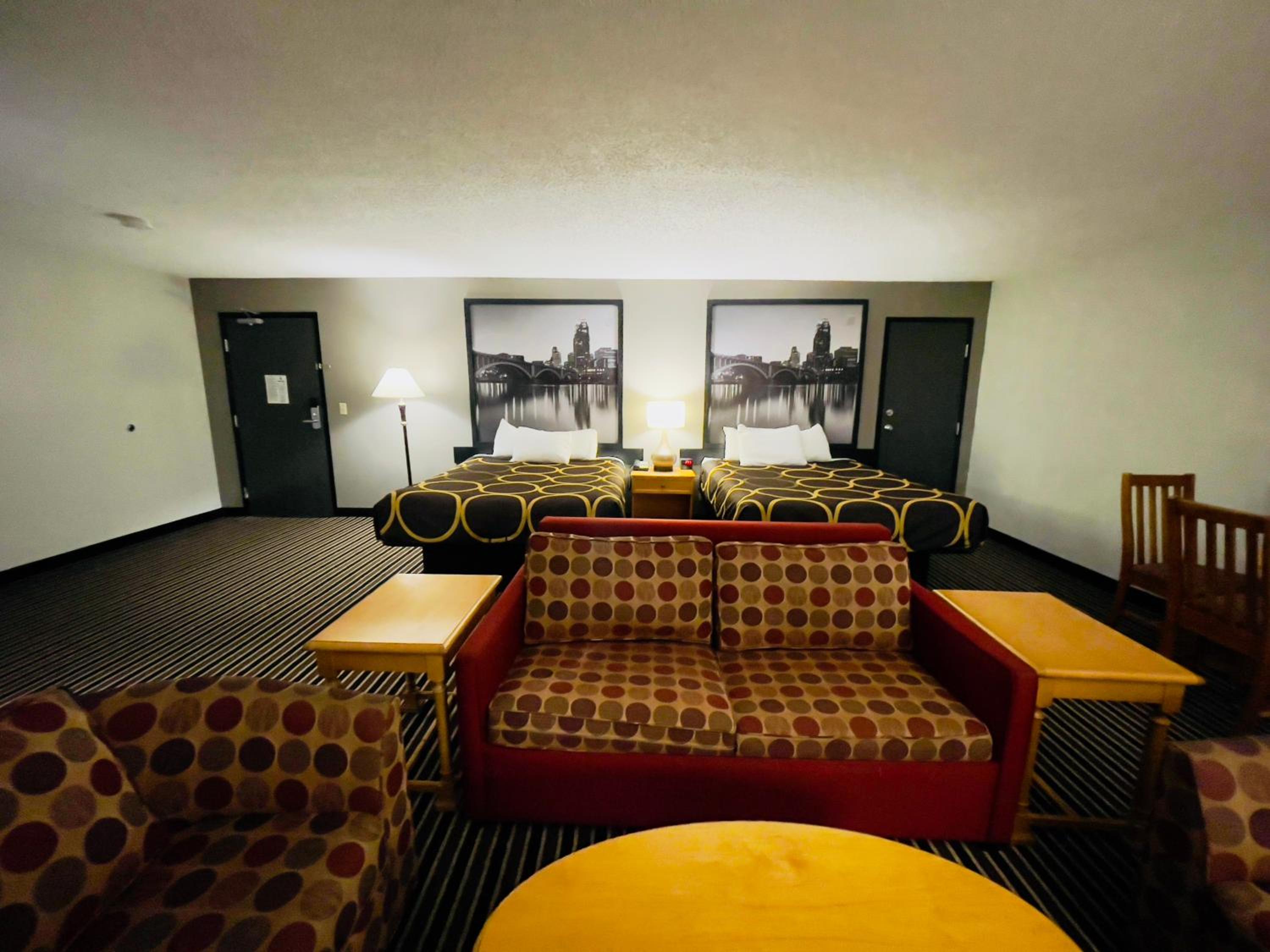 Queen Studio Suite with Two Queen Beds - Non-Smoking - Photo 6