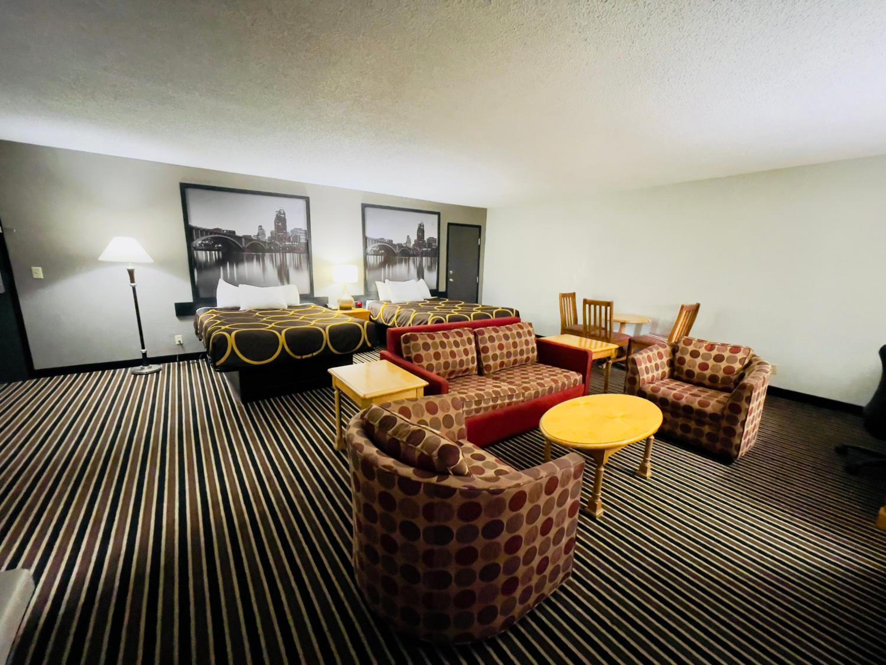 Queen Studio Suite with Two Queen Beds - Non-Smoking - Photo 4