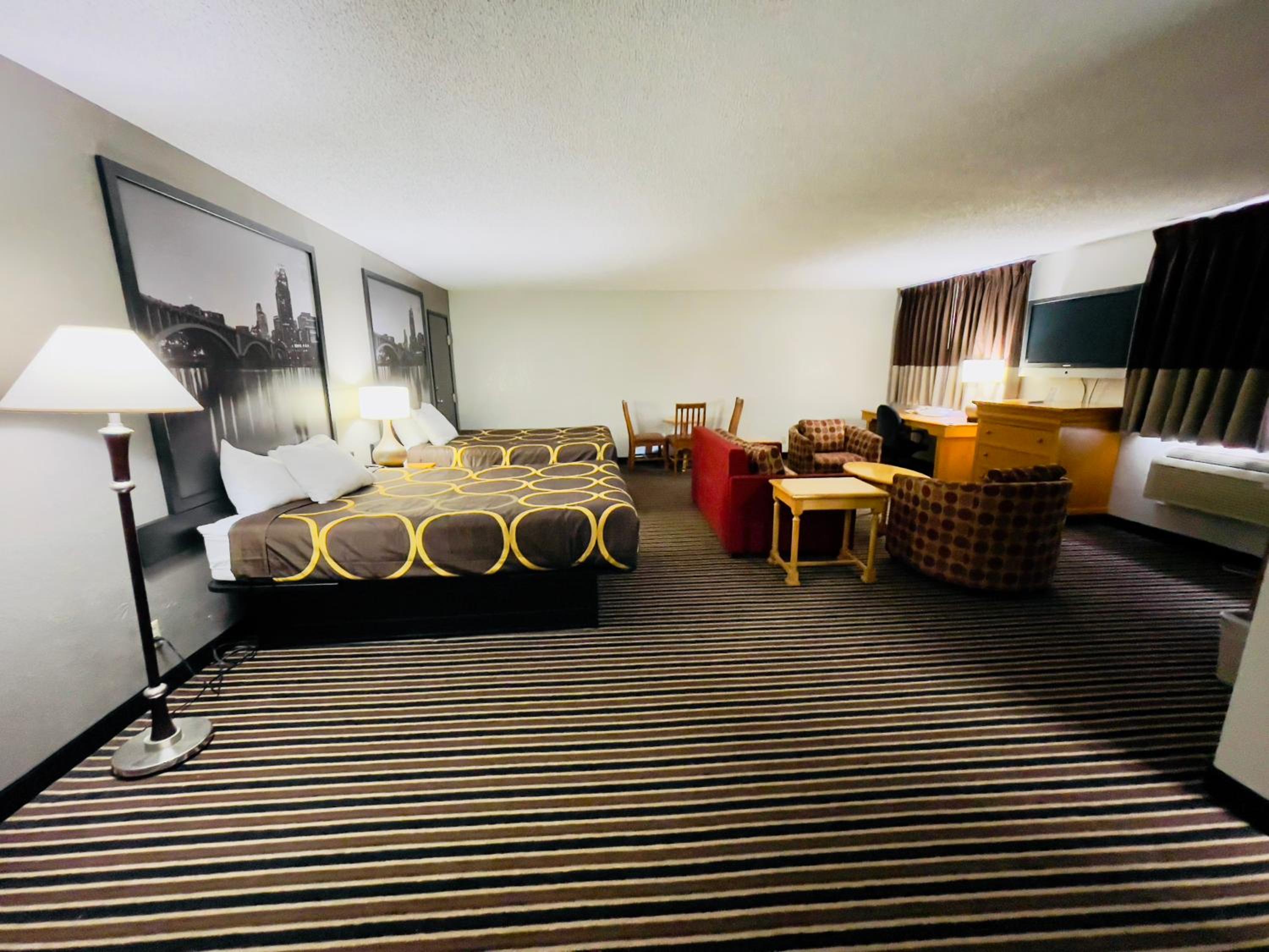 Queen Studio Suite with Two Queen Beds - Non-Smoking - Photo 3