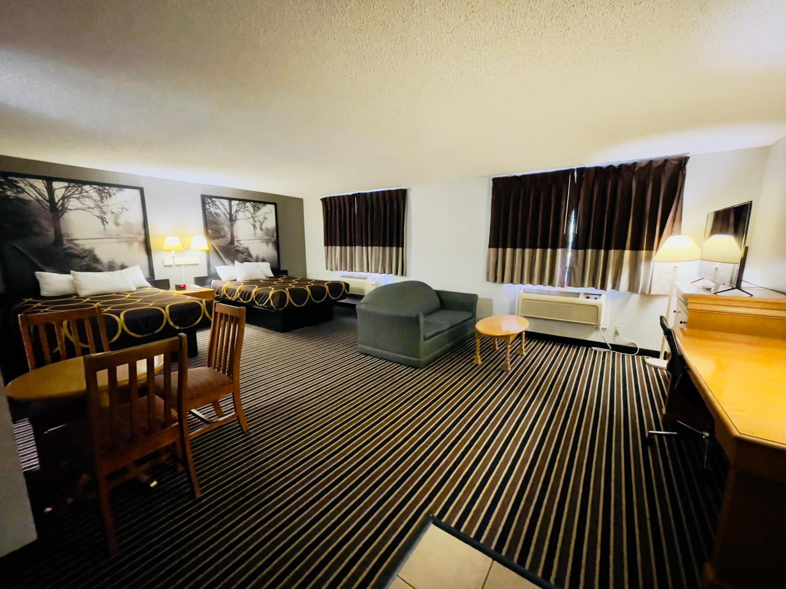 Queen Suite - Non-Smoking - Photo 5