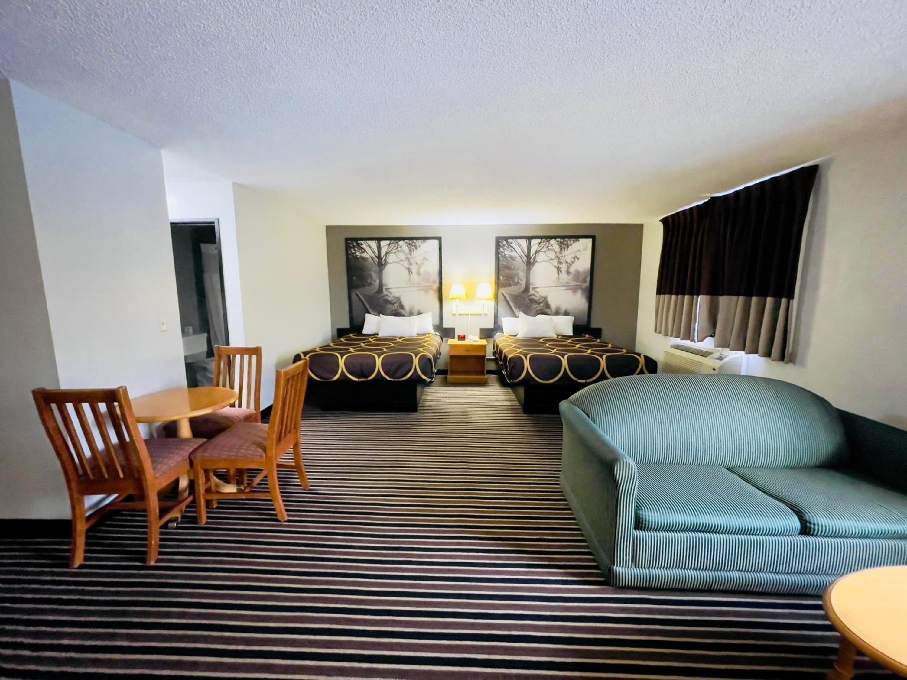 Queen Suite - Non-Smoking - Photo 3