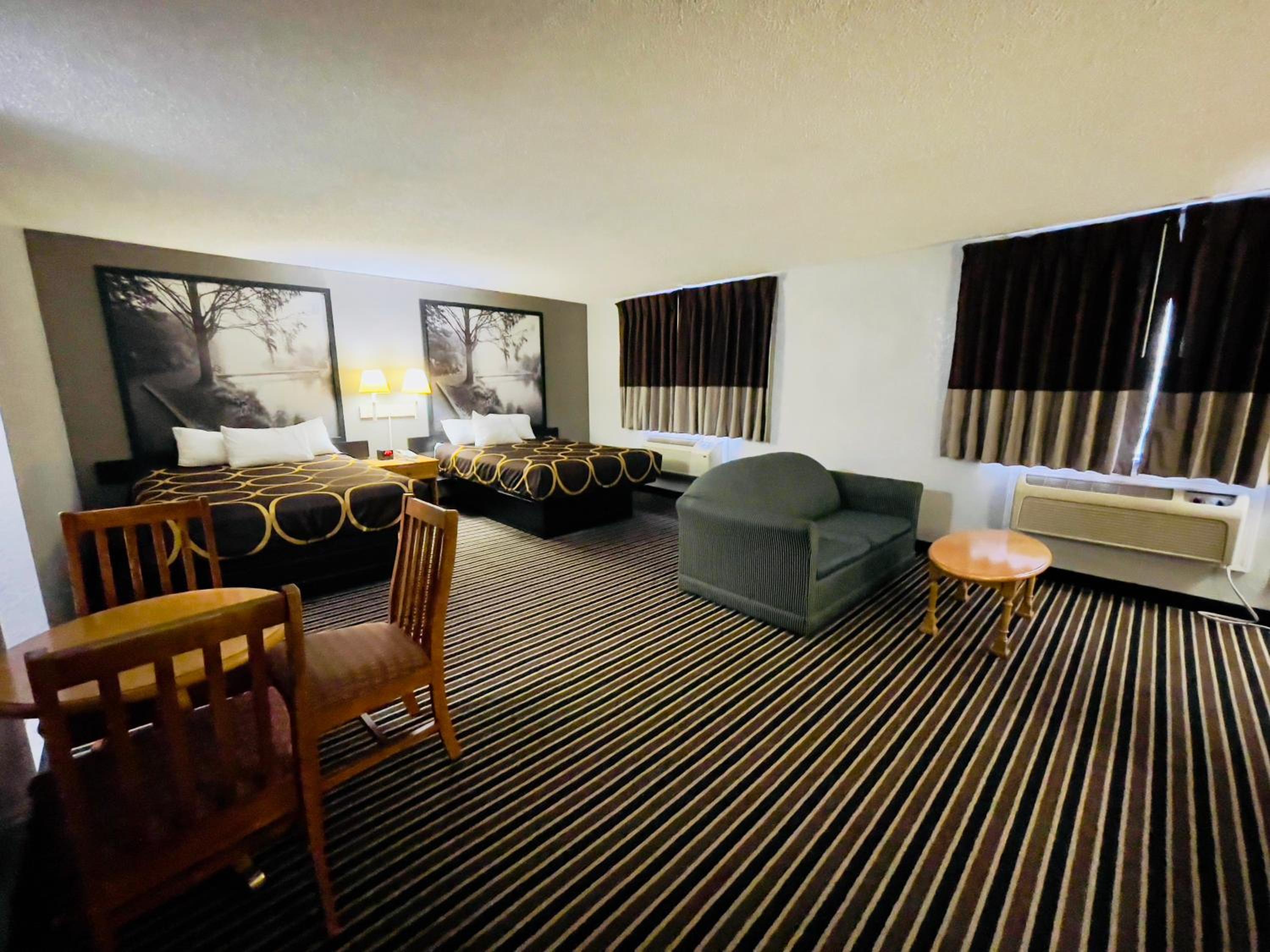 Queen Suite - Non-Smoking - Photo 2