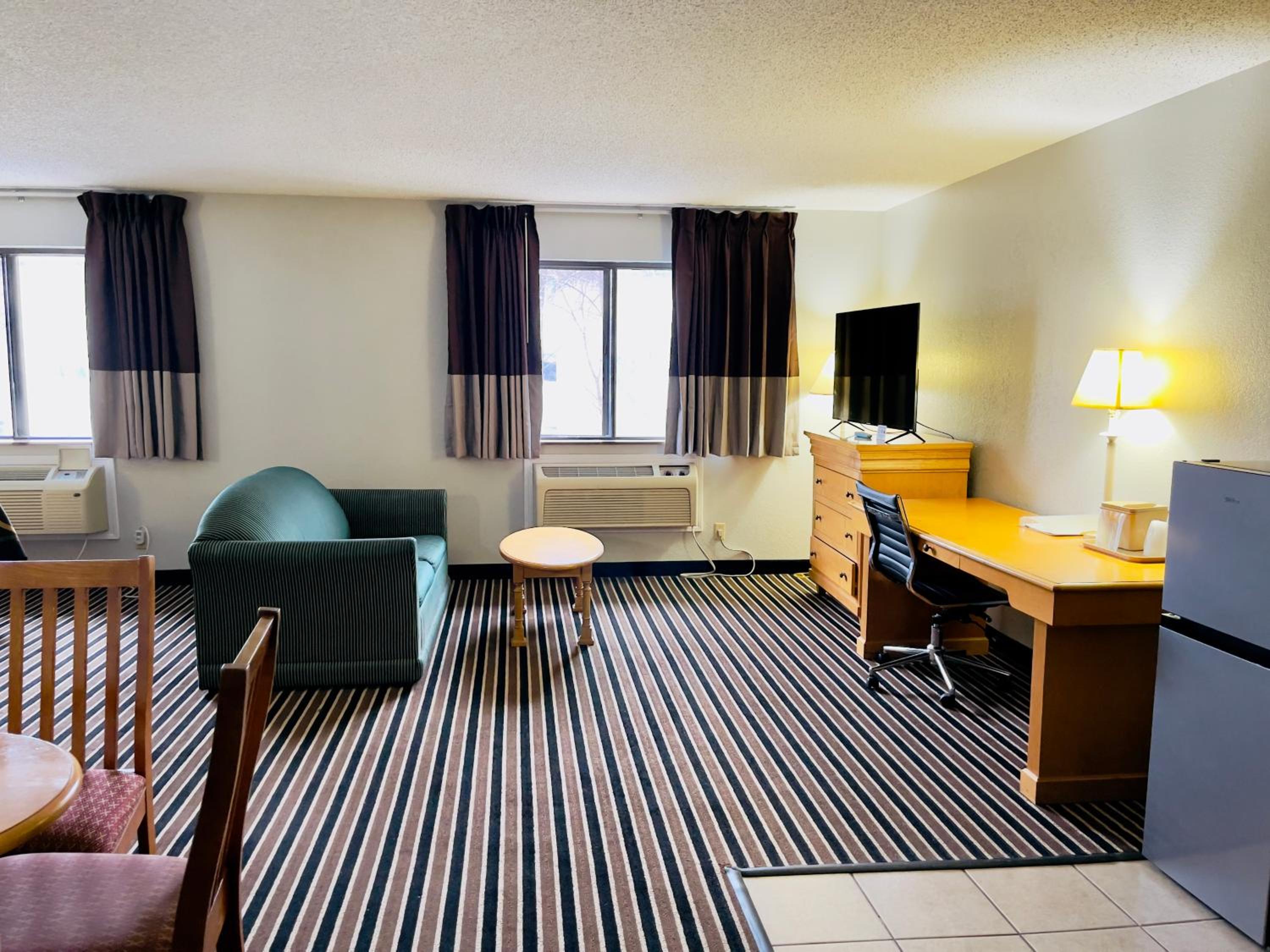 Queen Suite - Non-Smoking - Photo 6