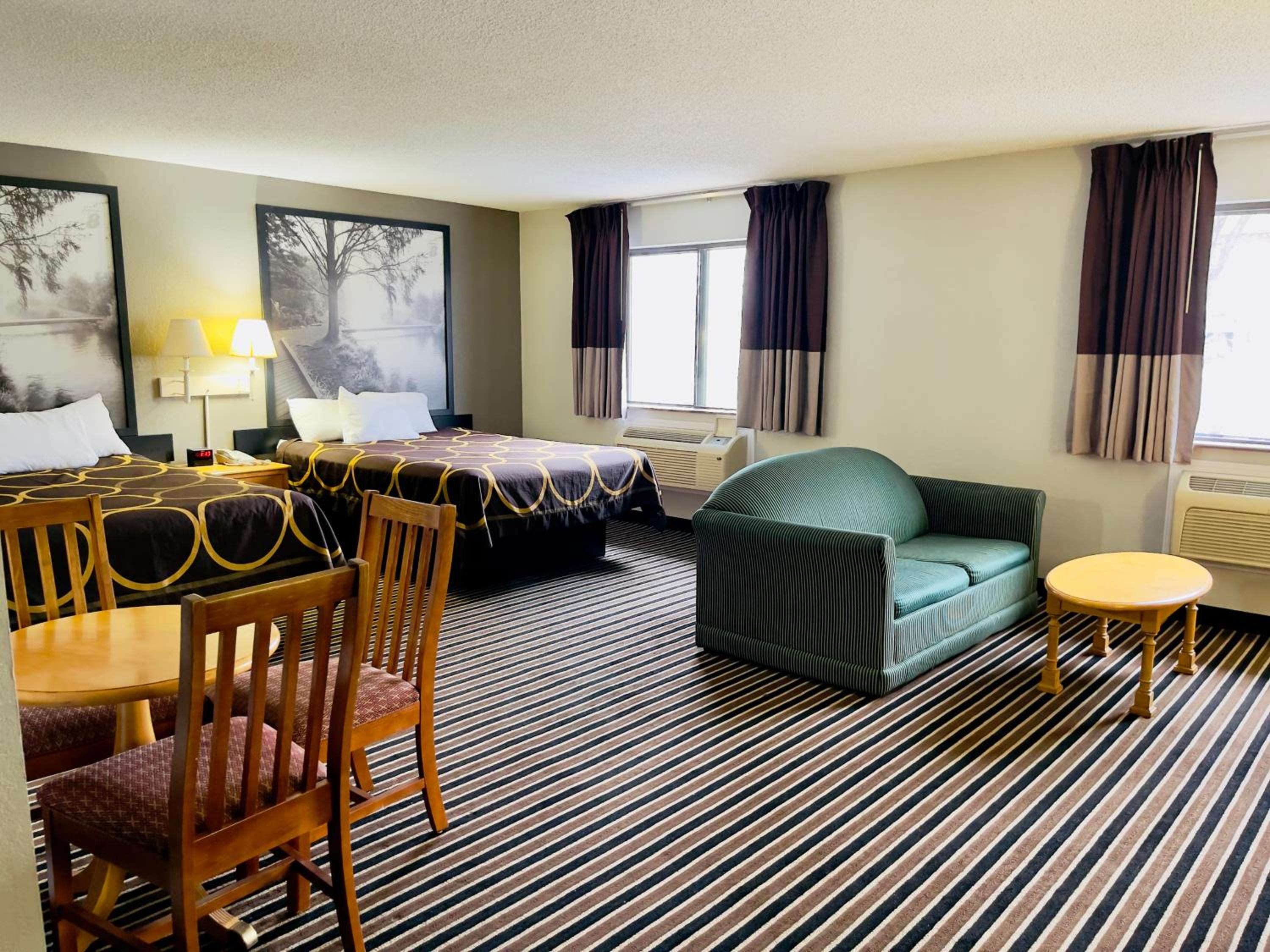 Queen Suite - Non-Smoking - Photo 7
