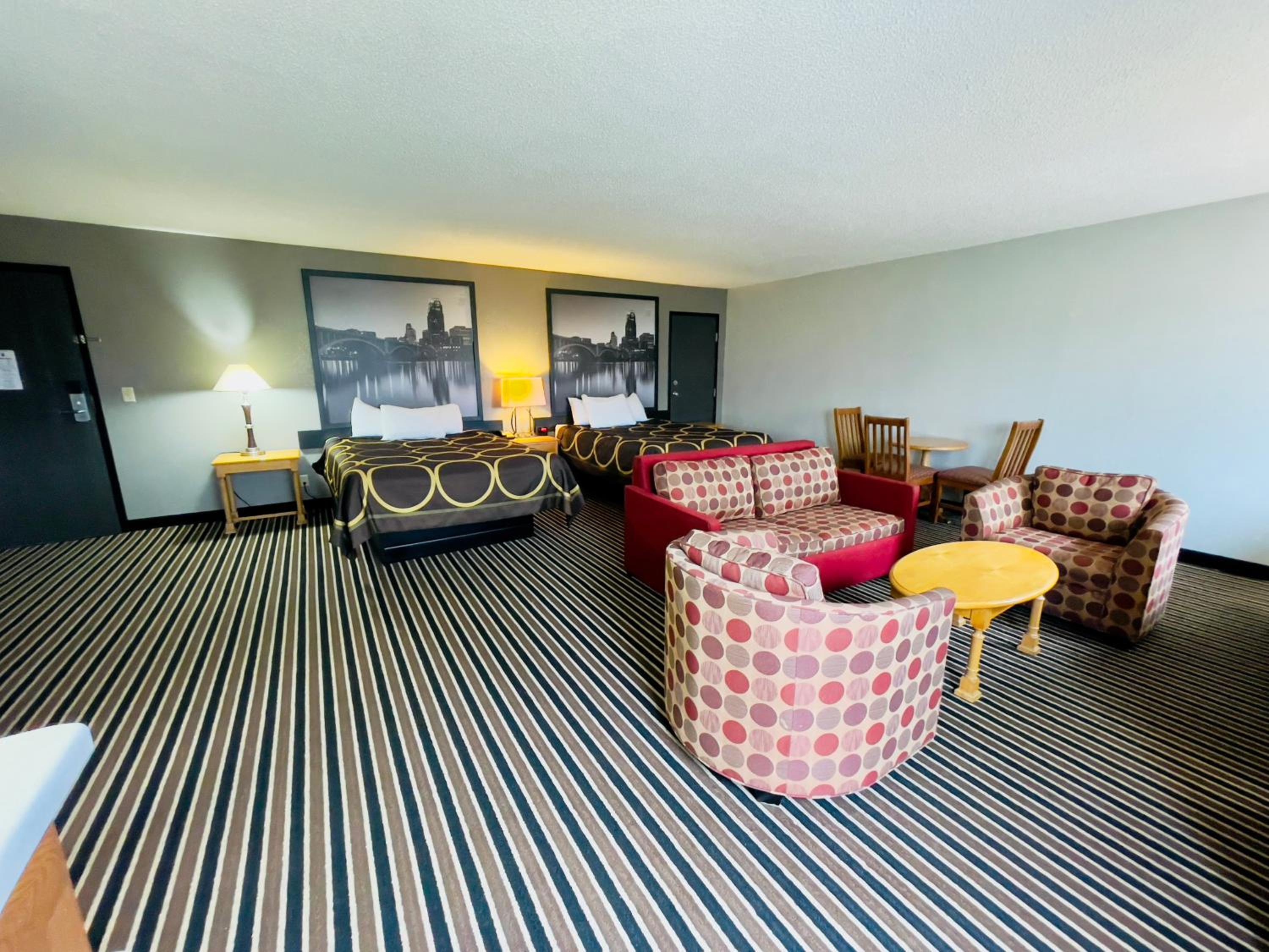 Queen Studio Suite with Two Queen Beds - Non-Smoking - Photo 8