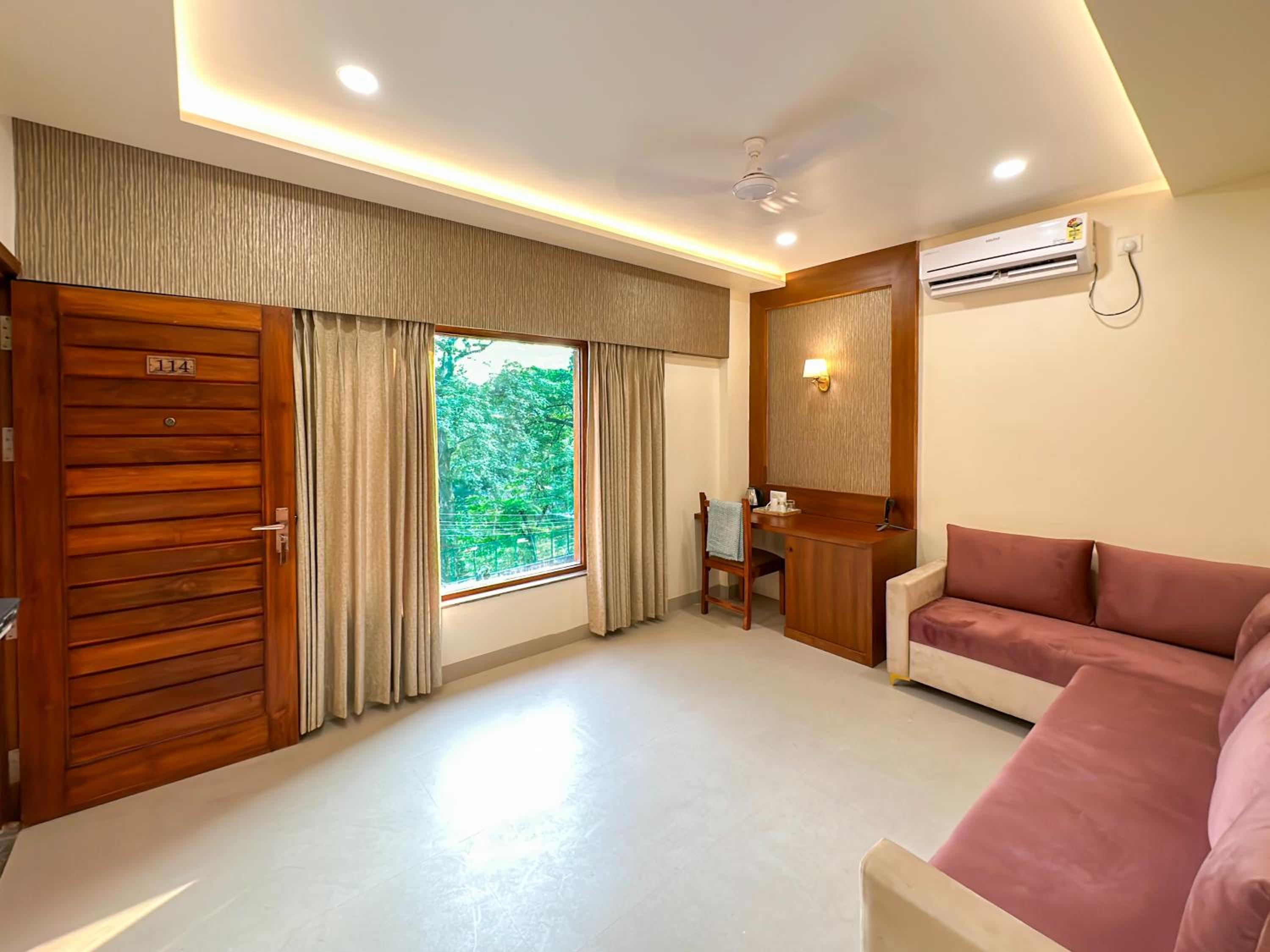 Suite - Photo 1