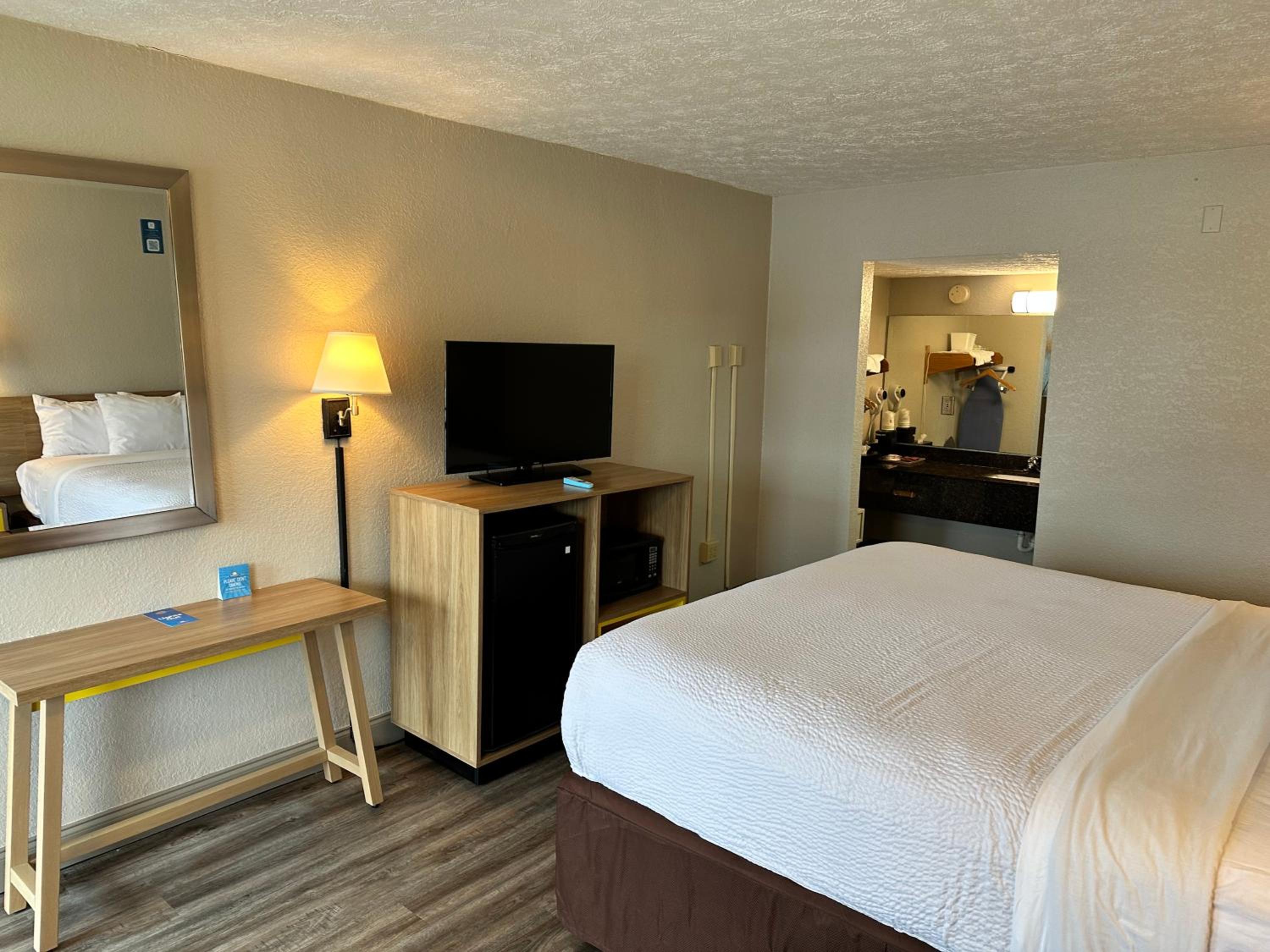 King Room - Non-Smoking photo 2