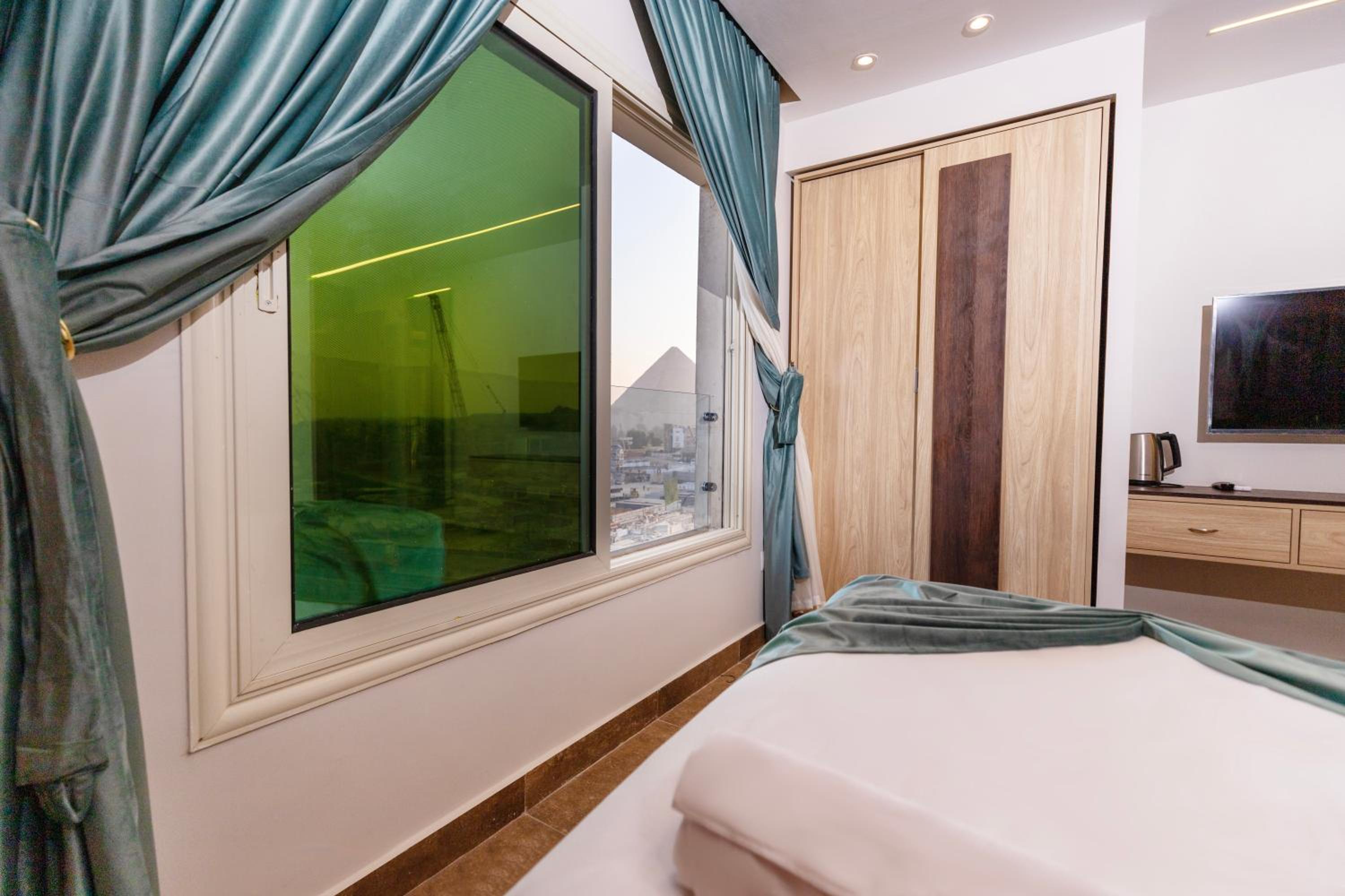 Superior Twin Room with pyramids view photo 2