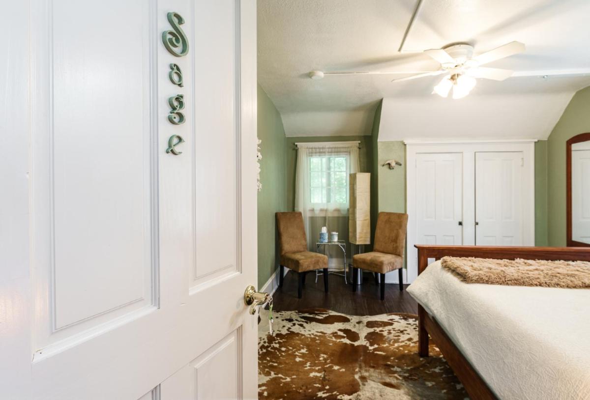 Queen Room with Shared Bathroom photo 1