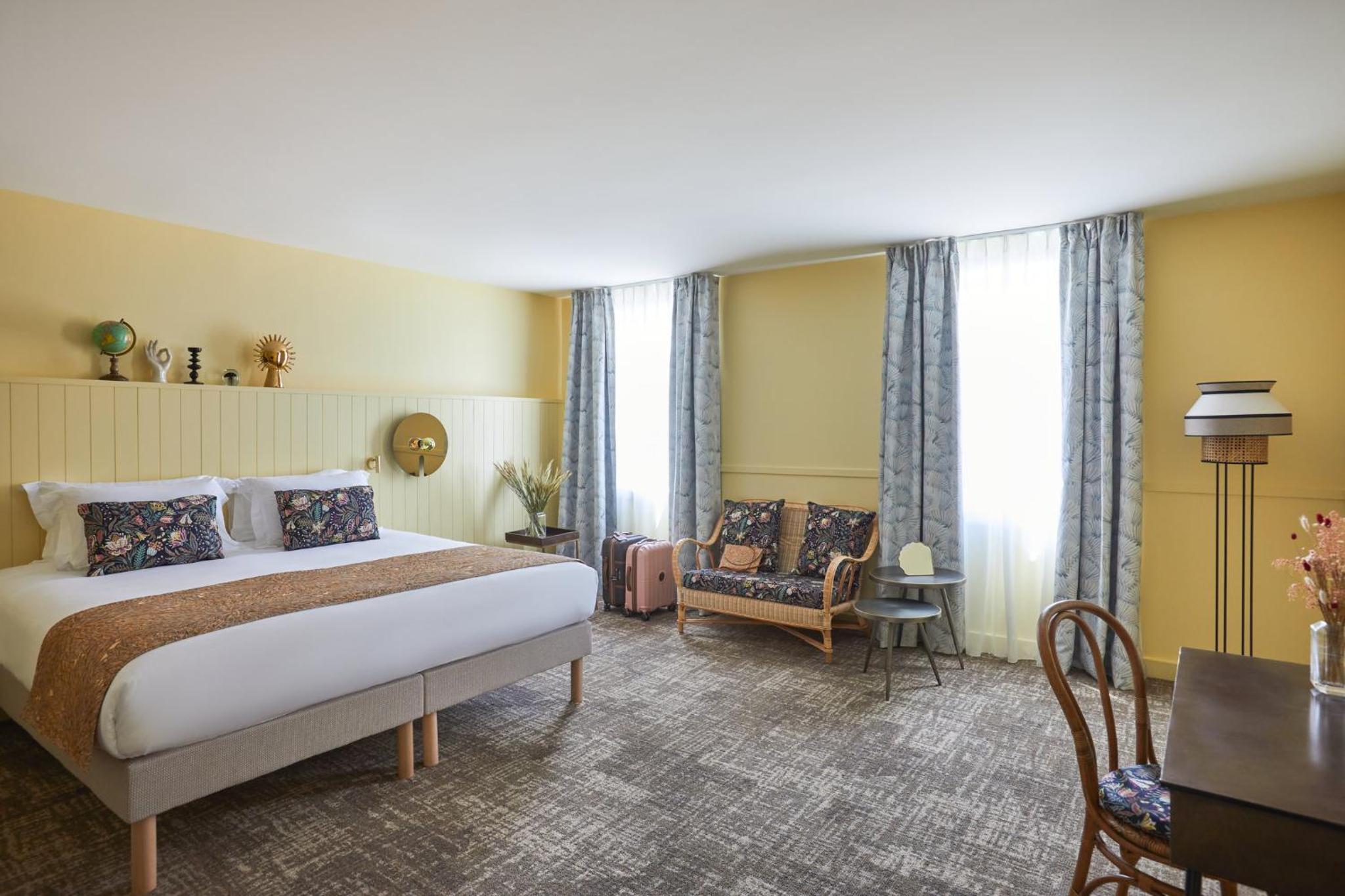 Premium King Room - Photo 8