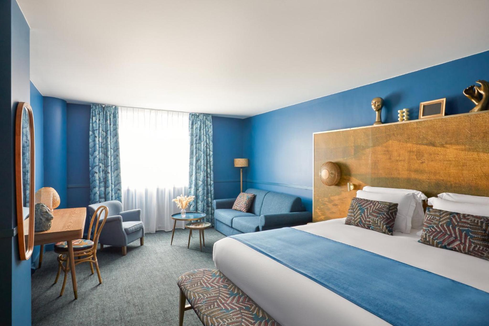 Premium King Room with Sofa Bed - Photo 1