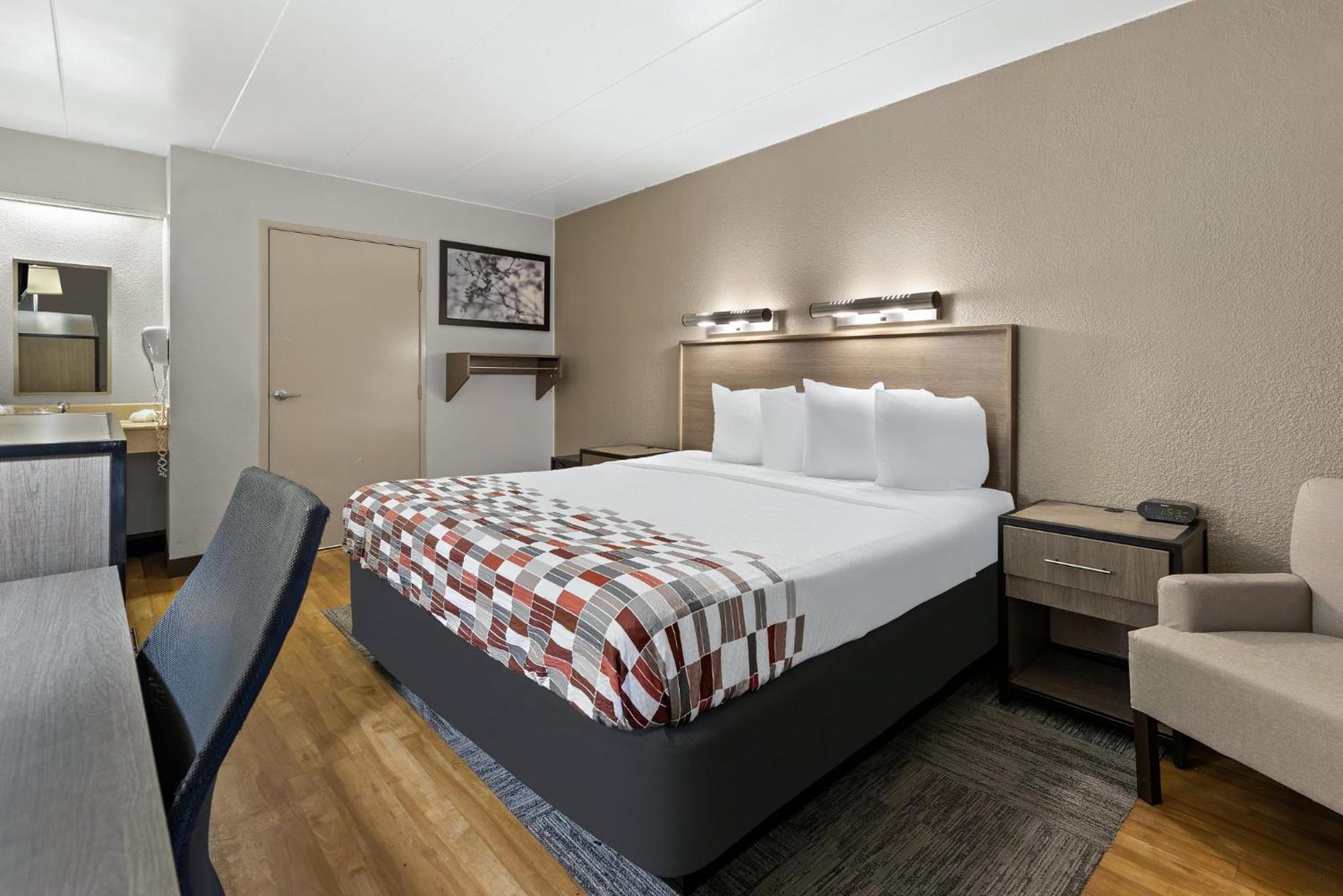 Deluxe King Room Disability Access Smoke Free photo 1