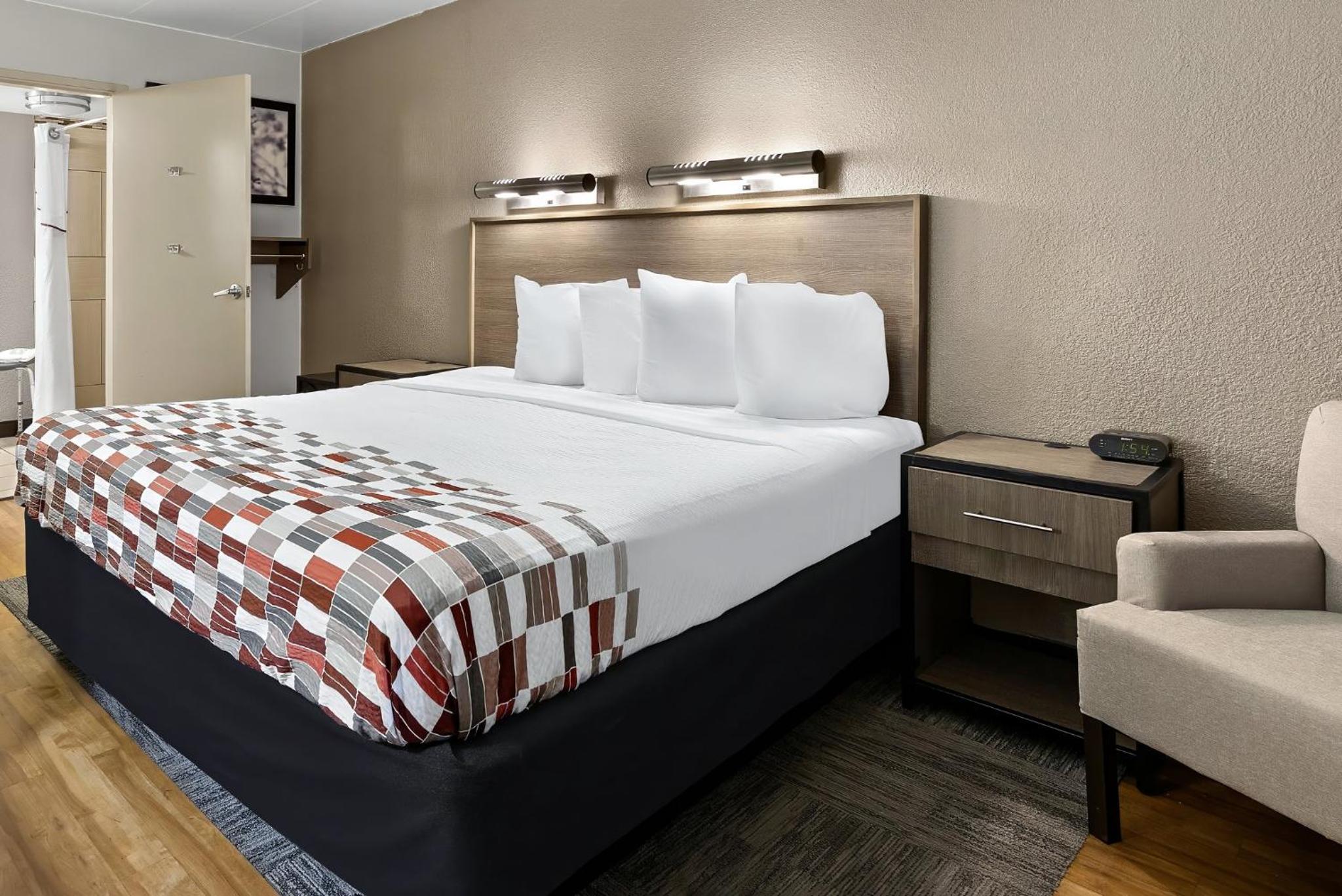 Deluxe King Room Disability Access Smoke Free photo 2