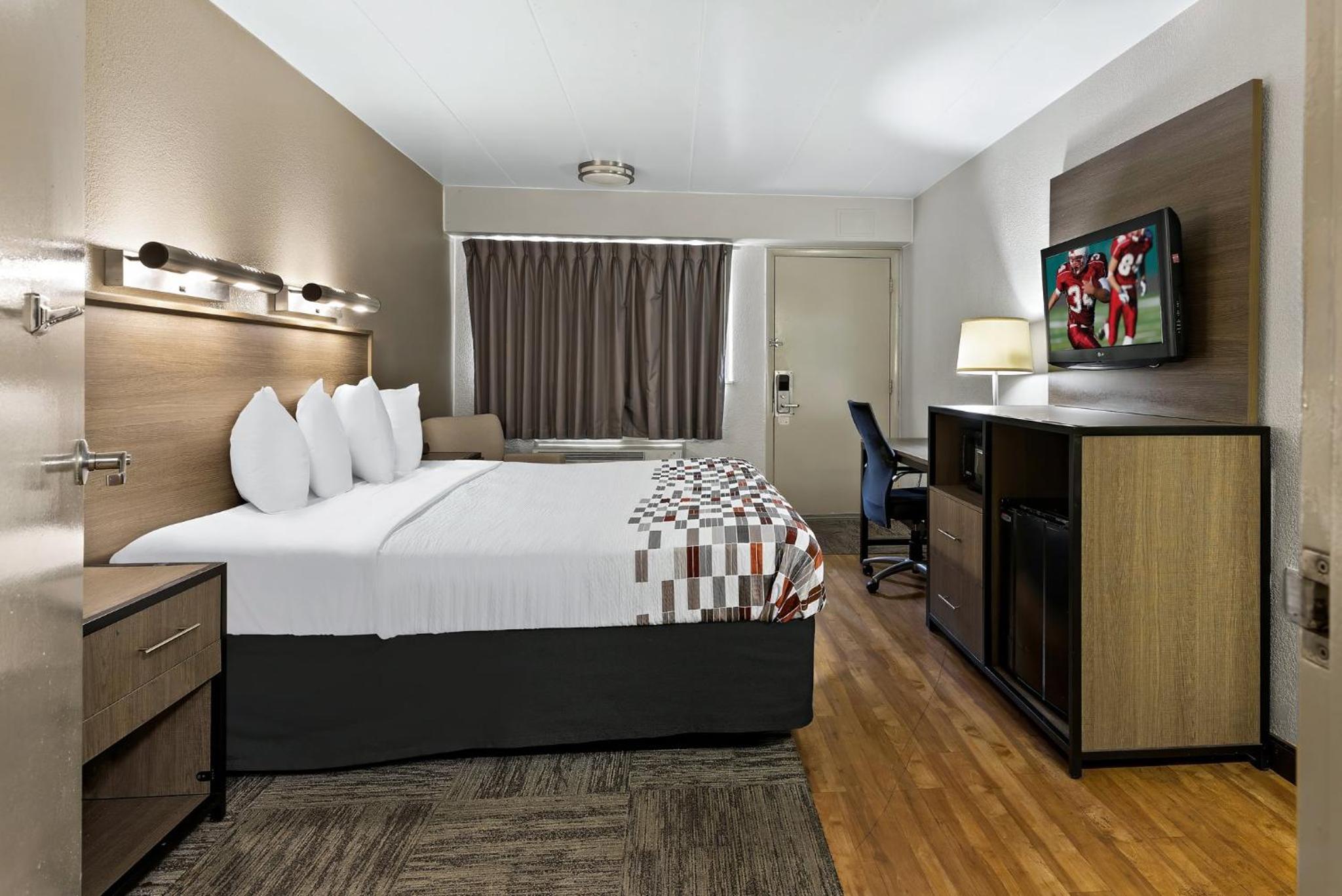 Deluxe King Room Disability Access Smoke Free photo 3