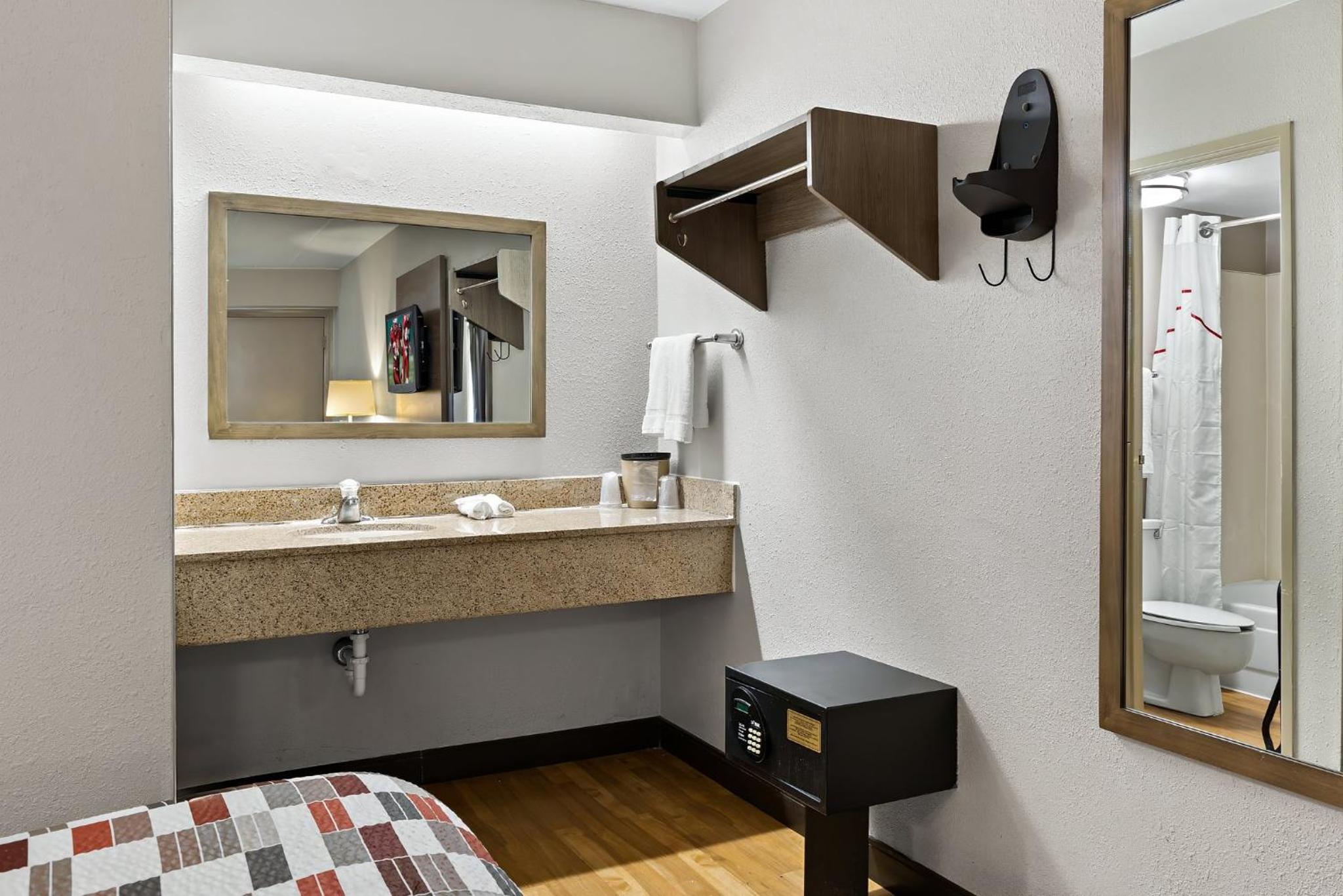 Deluxe Room with Two Double Beds Smoke Free photo 3